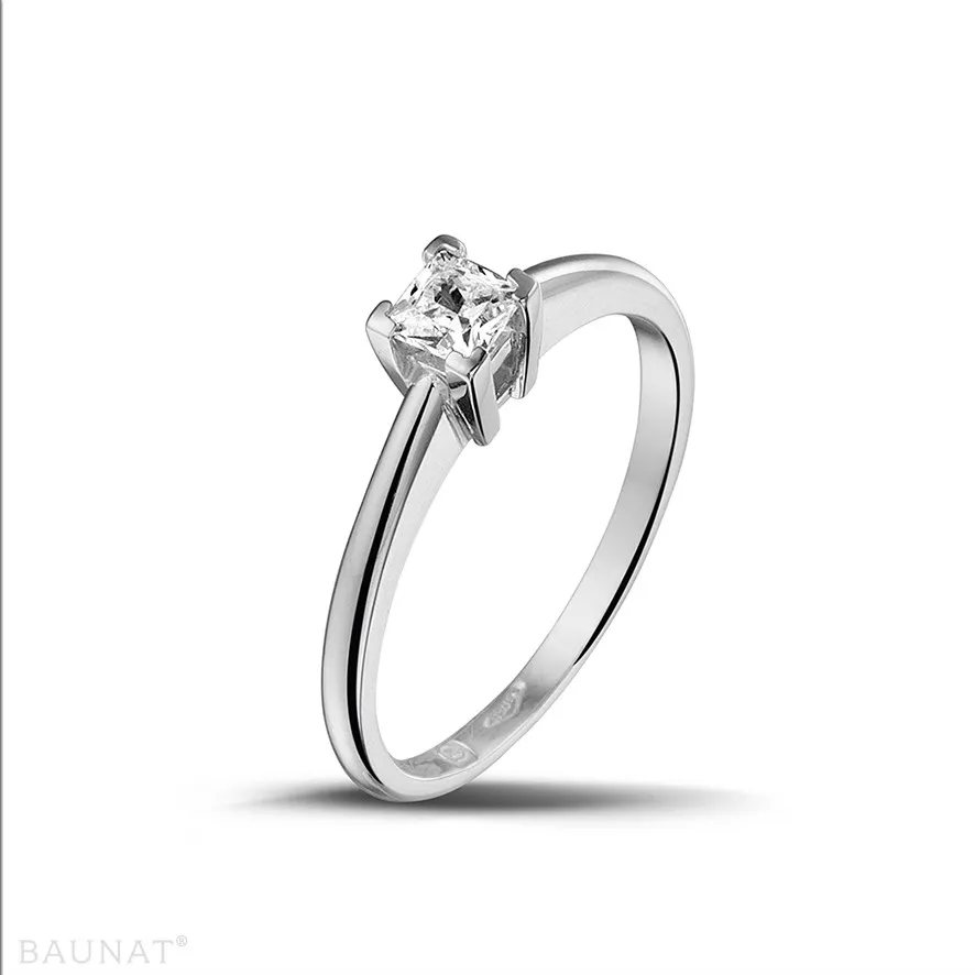 0.30 quilates anillo solitario en oro blanco con diamante talla princesa 