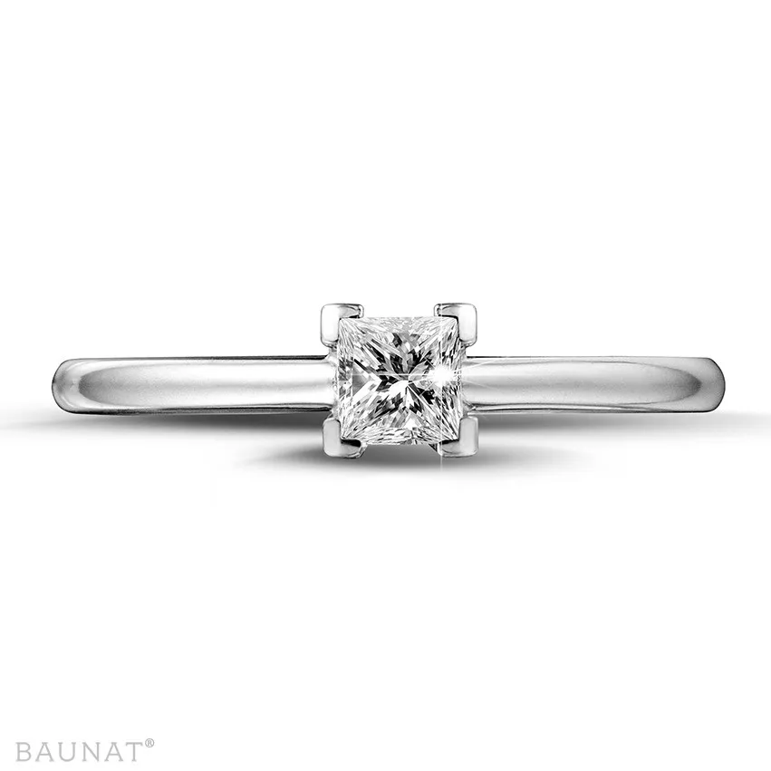 0.30 quilates anillo solitario en oro blanco con diamante talla princesa 