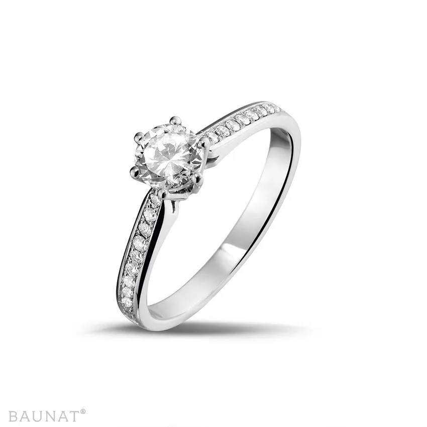 0.50 quilates anillo solitario diamante de oro blanco con diamantes en los lados 