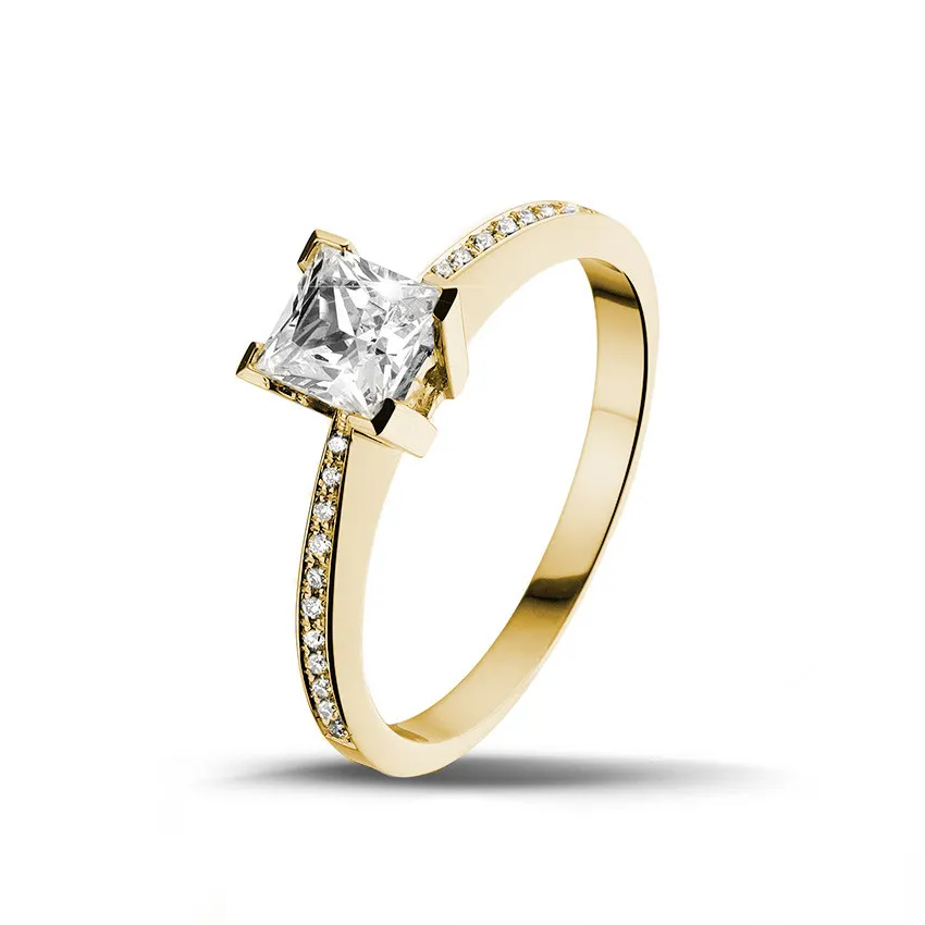 0.50 quilates anillo solitario en oro amarillo con diamante talla princesa y diamantes laterales 