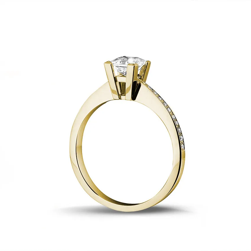 0.50 quilates anillo solitario en oro amarillo con diamante talla princesa y diamantes laterales 