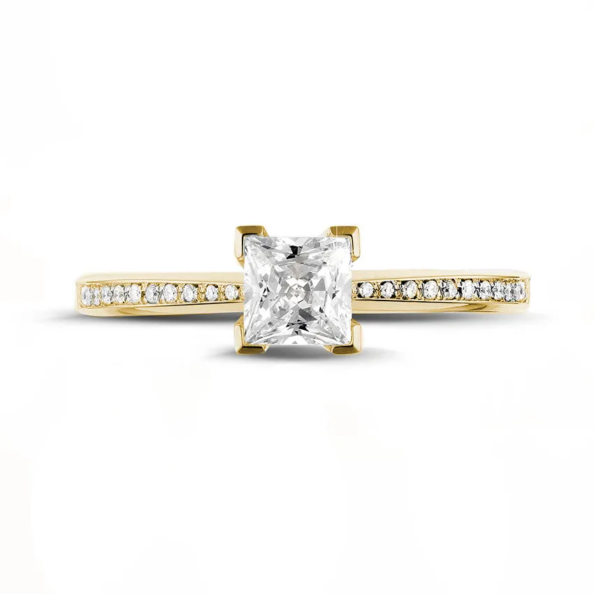 0.50 quilates anillo solitario en oro amarillo con diamante talla princesa y diamantes laterales 