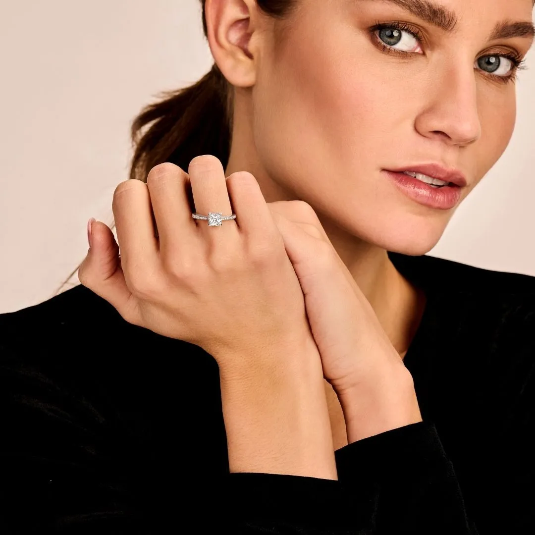 0.50 quilates anillo solitario en oro amarillo con diamante talla princesa y diamantes laterales 