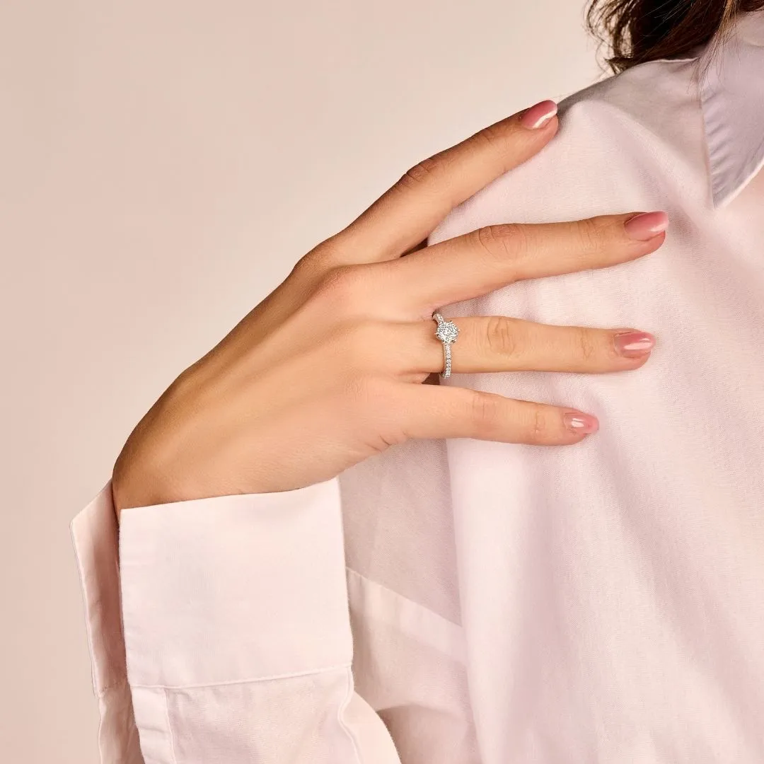 0.70 quilates anillo solitario en oro blanco con diamantes en los lados 