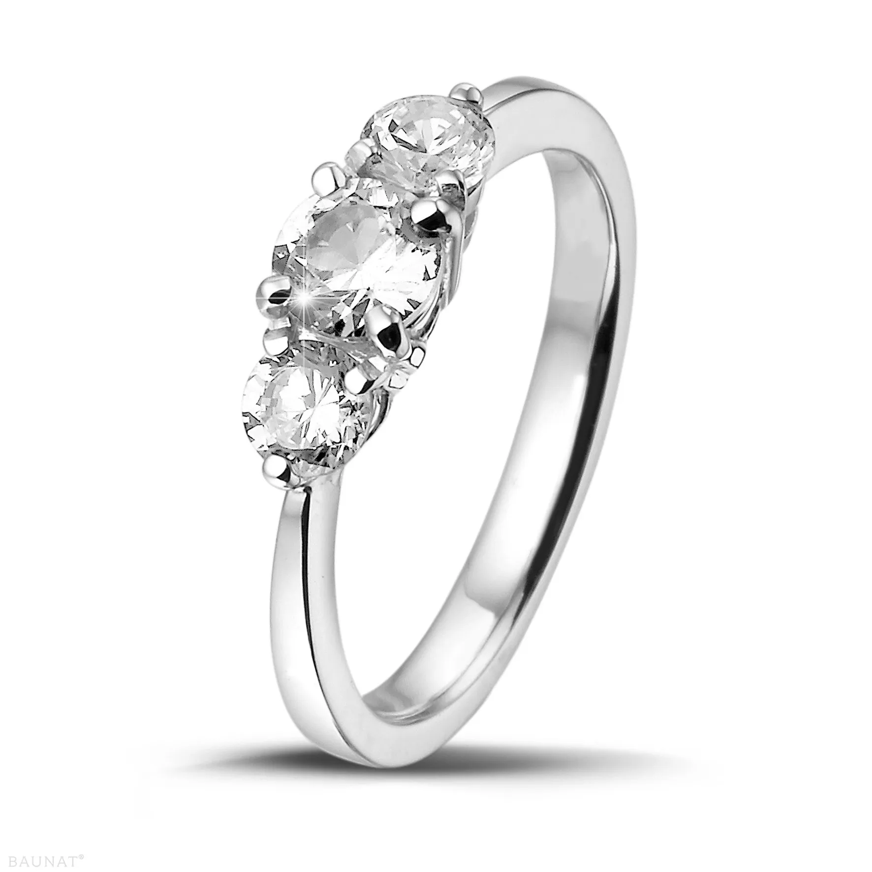 0.95 quilates anillo trilogía en platino con diamantes redondos 