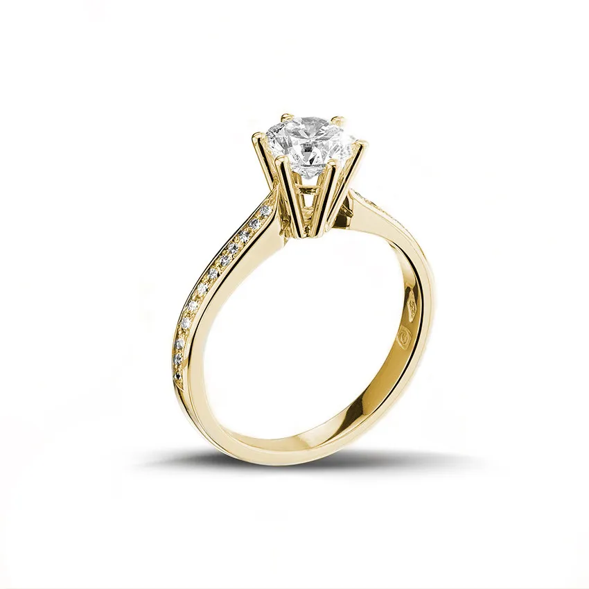 1.00 quilates anillo de oro amarillo de diamantes con diamantes en los lados 