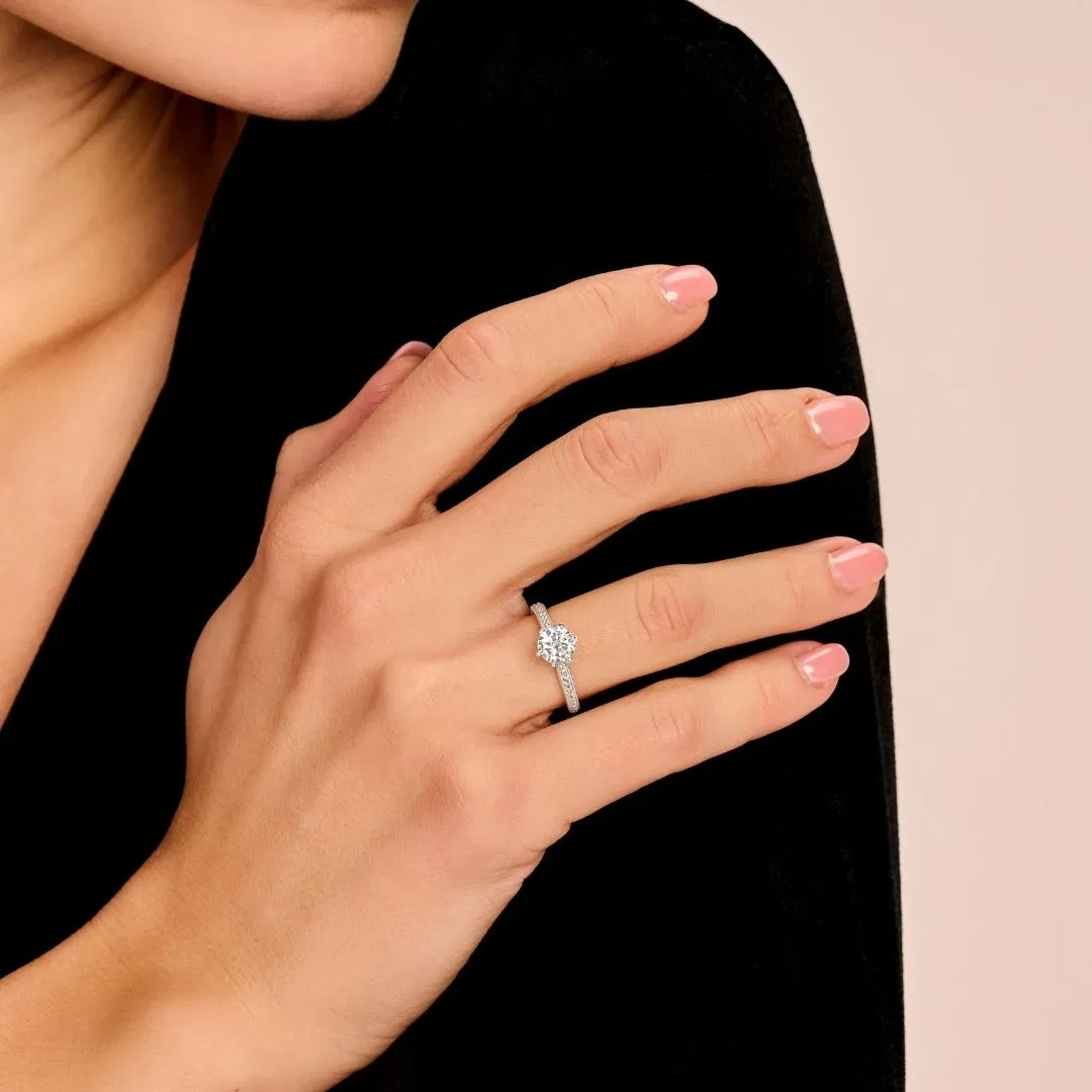 1.00 quilates anillo de oro amarillo de diamantes con diamantes en los lados 