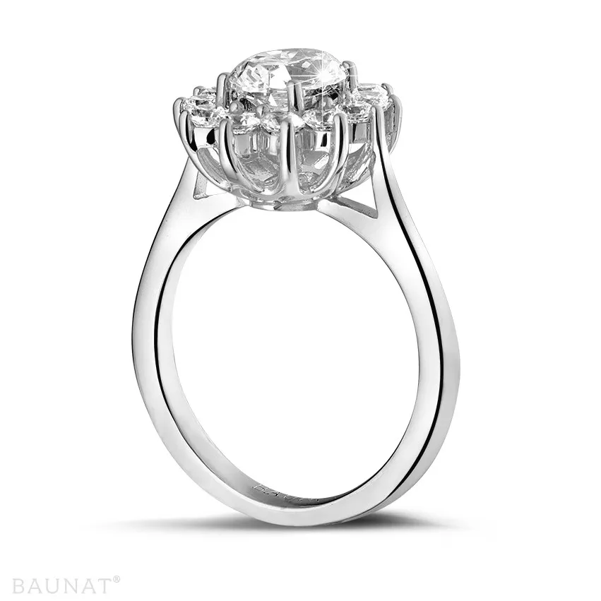 1.85 quilates anillo « entourage » en platino con diamante ovalado 