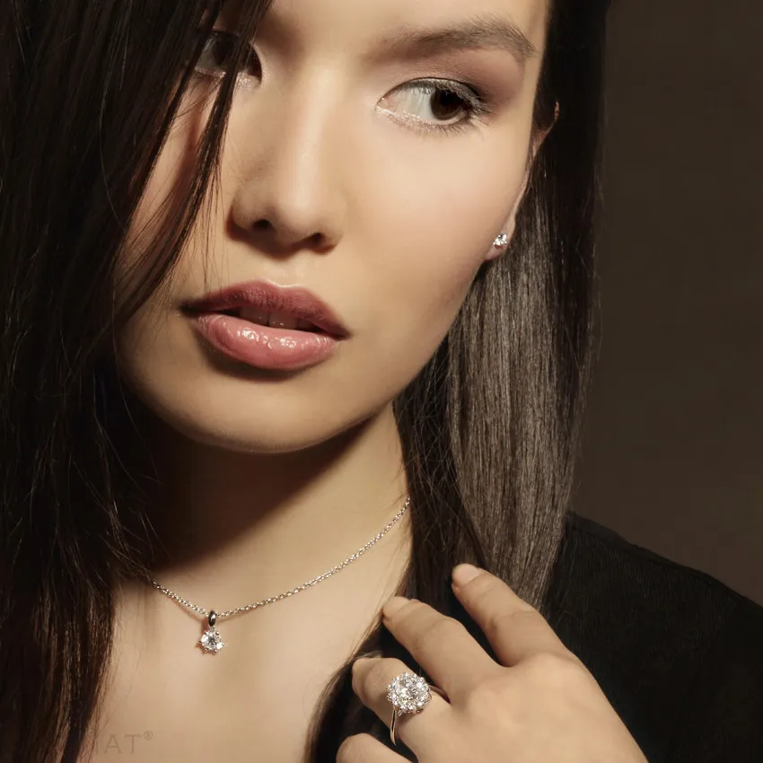 2.85 quilates anillo « entourage » en oro blanco con diamante ovalado 