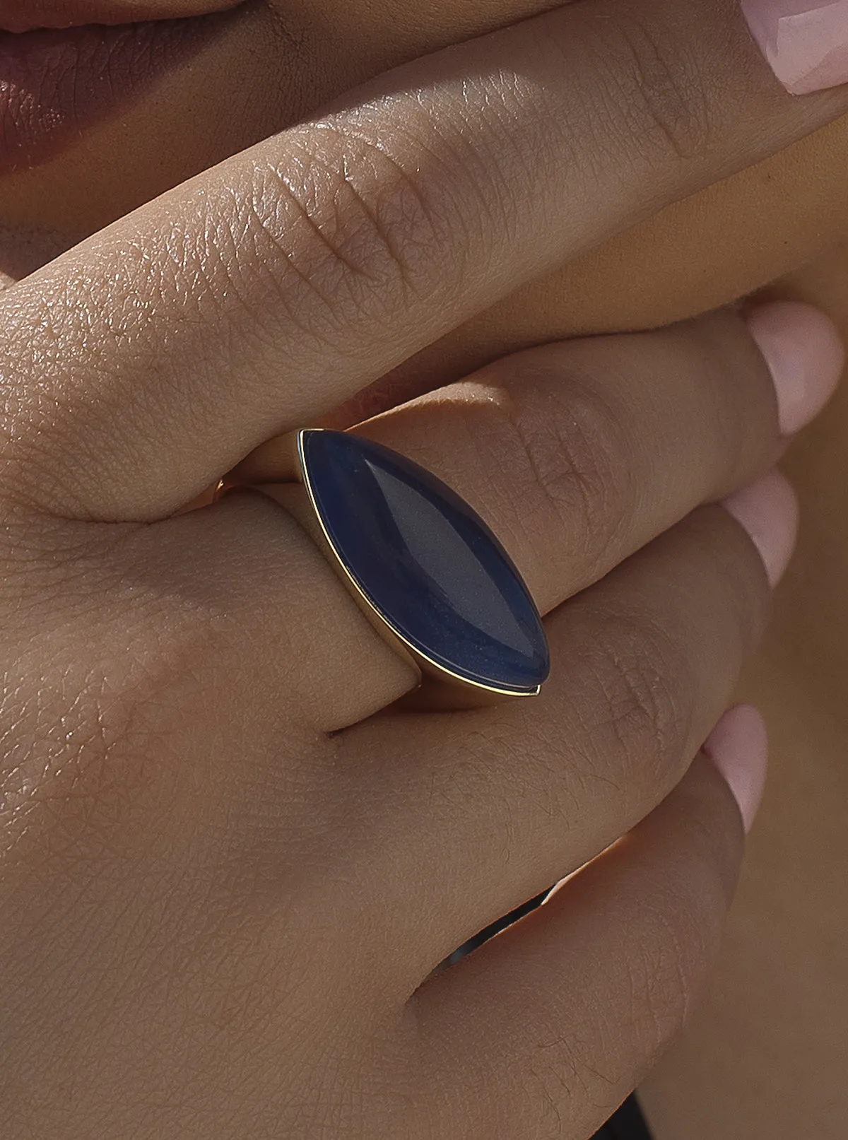 Anillo con piedra zafiro en forma ovalada alargada