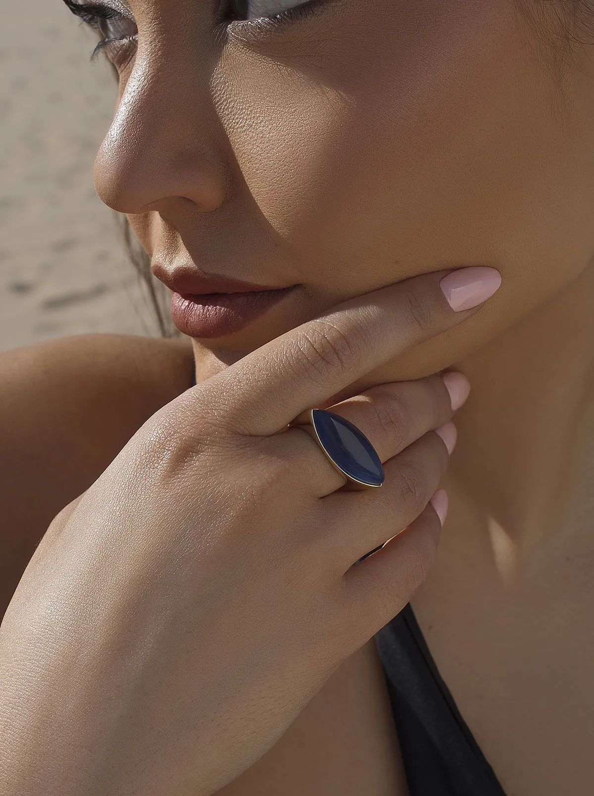 Anillo con piedra zafiro en forma ovalada alargada