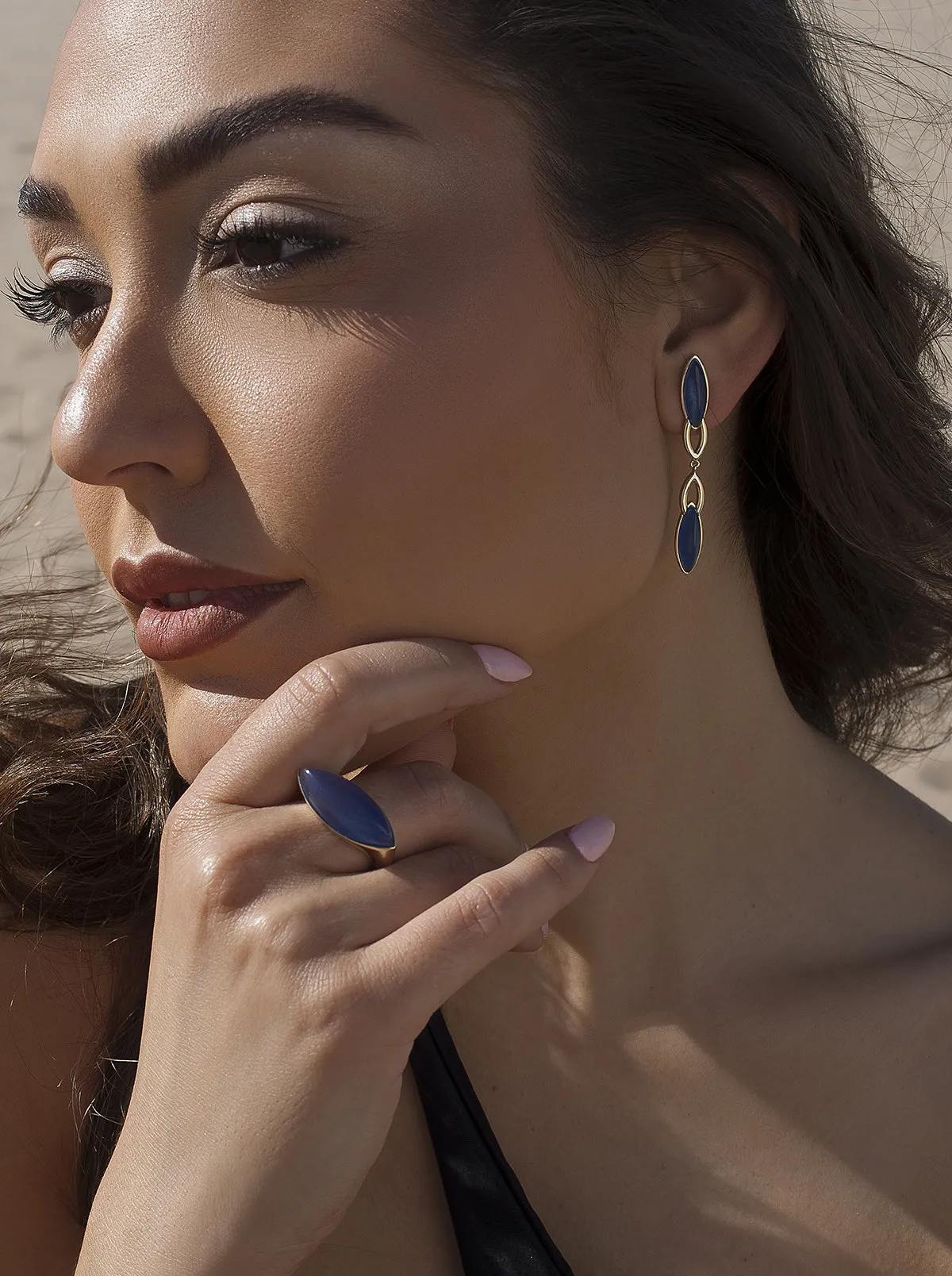 Anillo con piedra zafiro en forma ovalada alargada