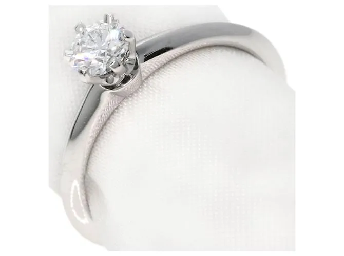 Anillo de diamante solitario Tiffany & Co. con borde afilado 
