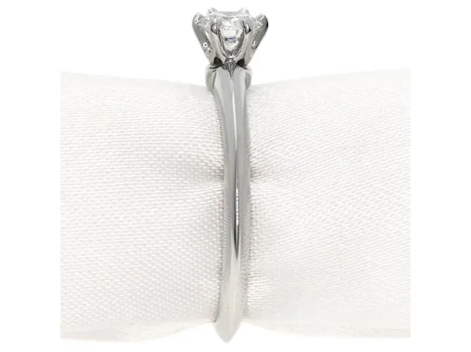 Anillo de diamante solitario Tiffany & Co. con borde afilado 