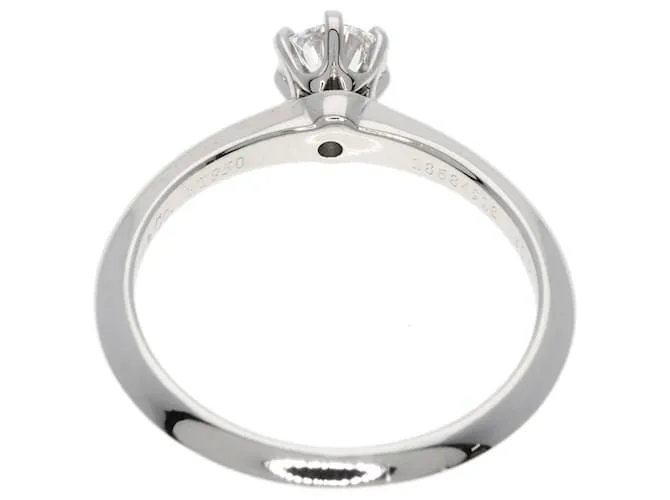 Anillo de diamante solitario Tiffany & Co. con borde afilado 