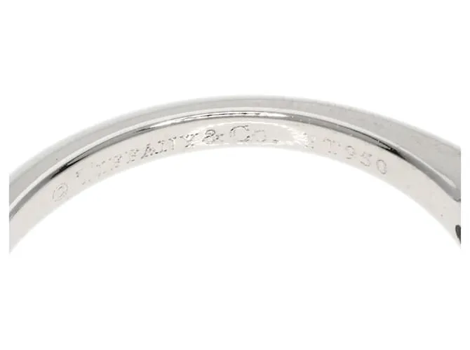 Anillo de diamante solitario Tiffany & Co. con borde afilado 