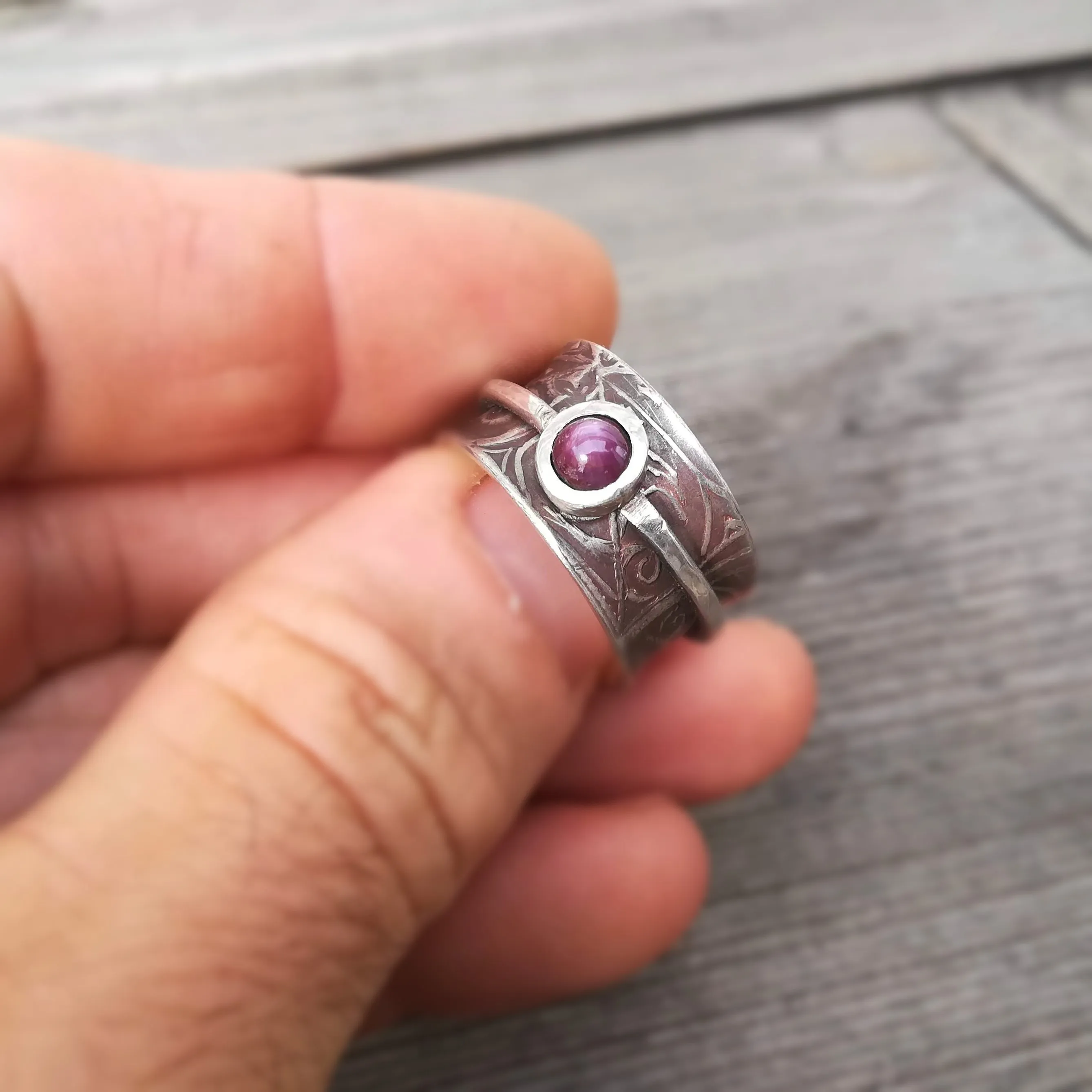 ANILLO GIRATORIO RUBí ESTRELLA Y PLATA DE LEY  TALLA 19
