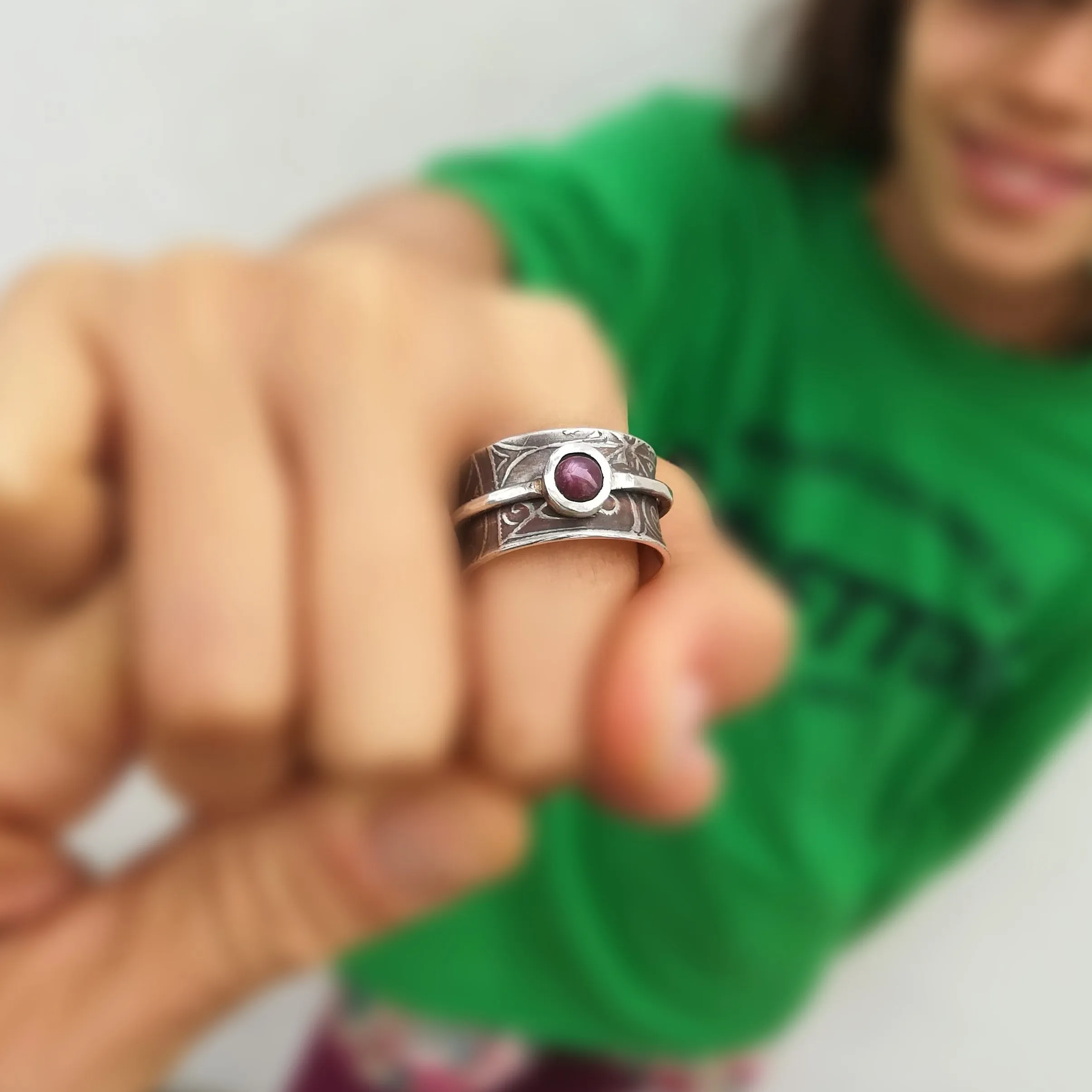 ANILLO GIRATORIO RUBí ESTRELLA Y PLATA DE LEY  TALLA 19