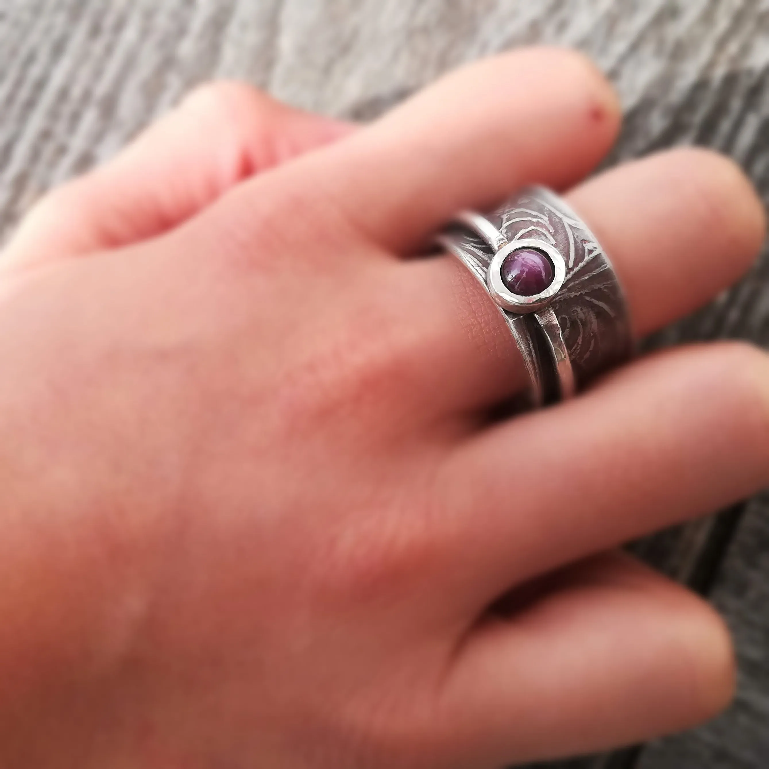 ANILLO GIRATORIO RUBí ESTRELLA Y PLATA DE LEY  TALLA 19