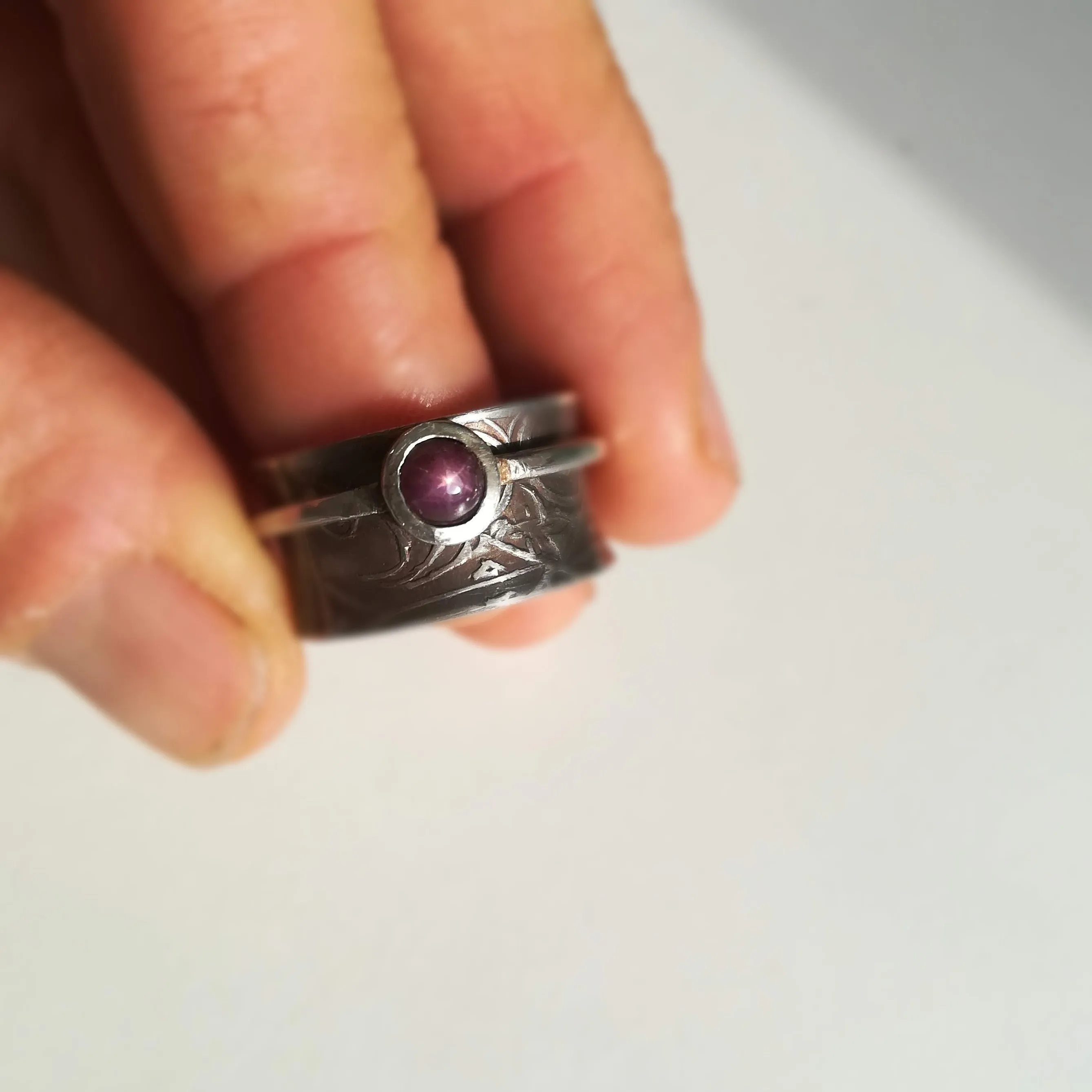 ANILLO GIRATORIO RUBí ESTRELLA Y PLATA DE LEY  TALLA 19