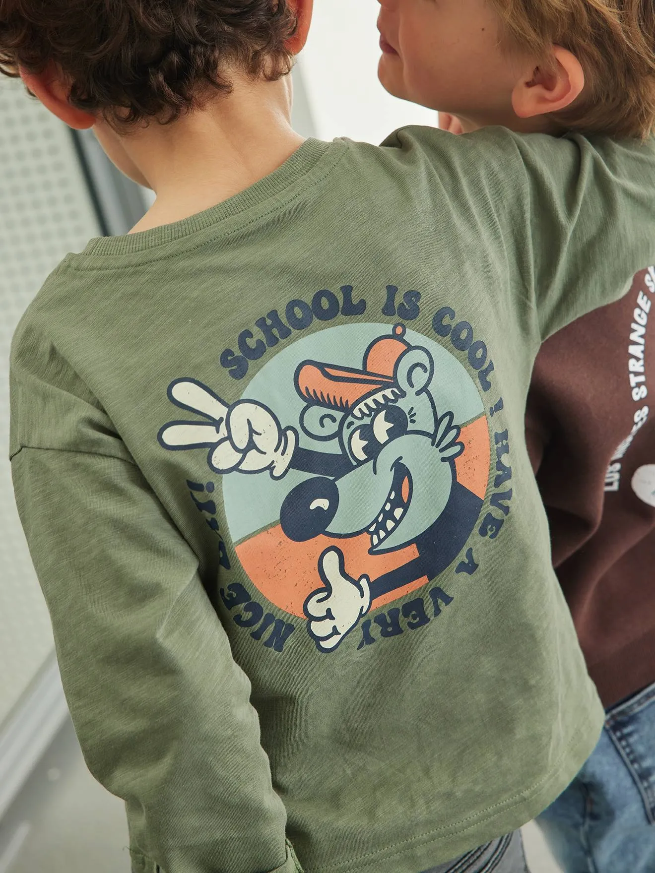 Camiseta con motivo grande detrás para niño