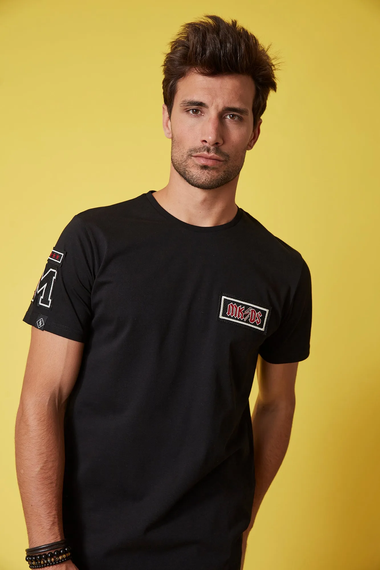 Camiseta HE negra parches MKDS rayo & bajo redondeado