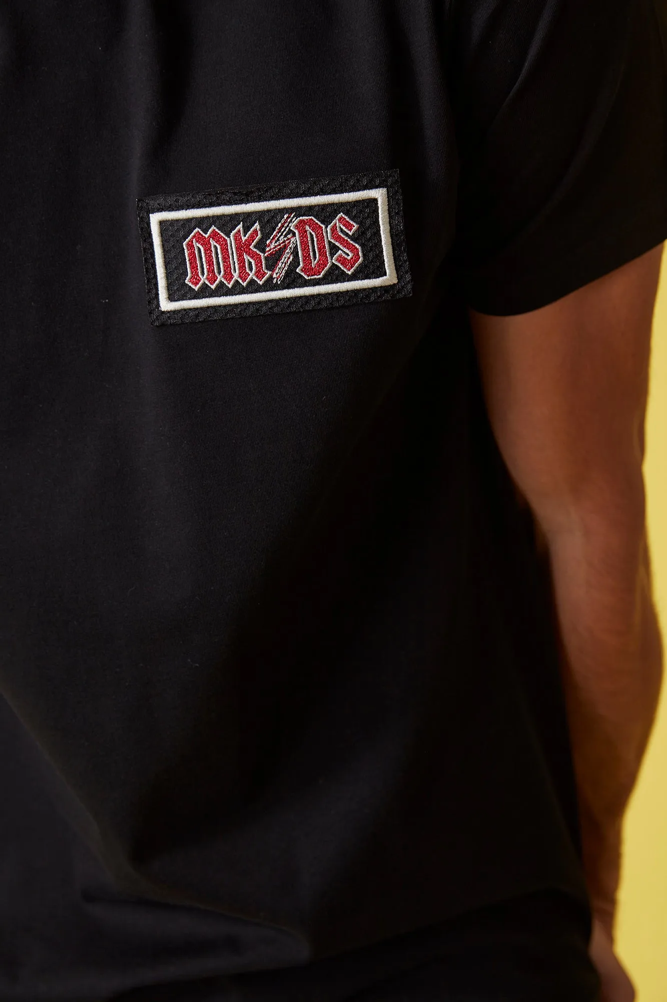 Camiseta HE negra parches MKDS rayo & bajo redondeado