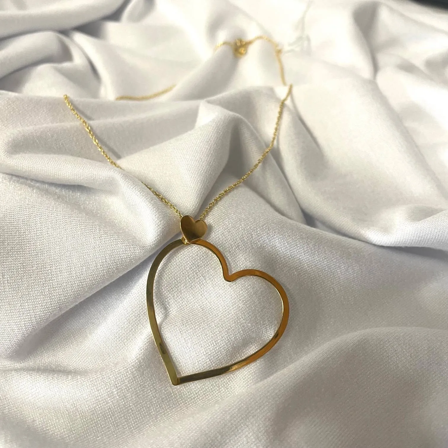 Collar contorno corazón dorado