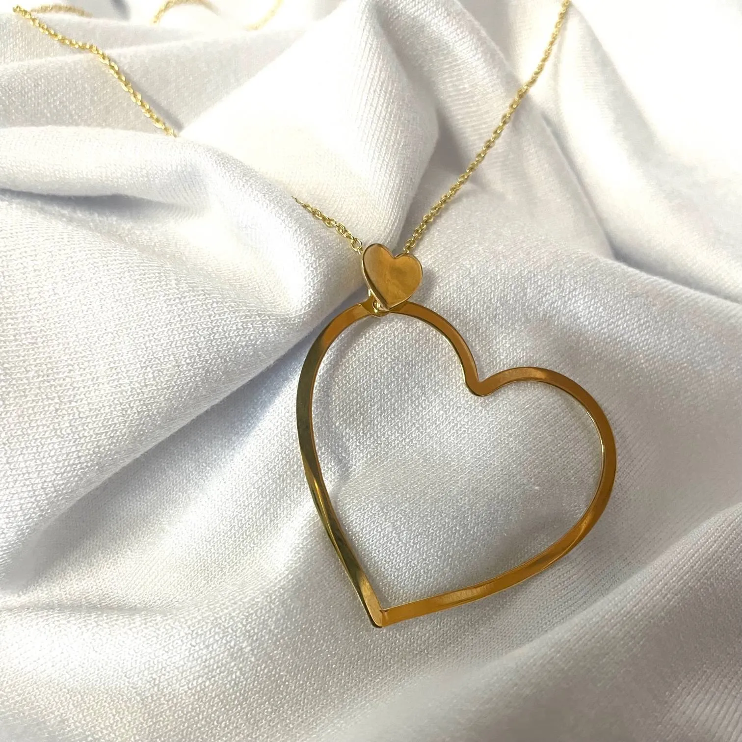 Collar contorno corazón dorado