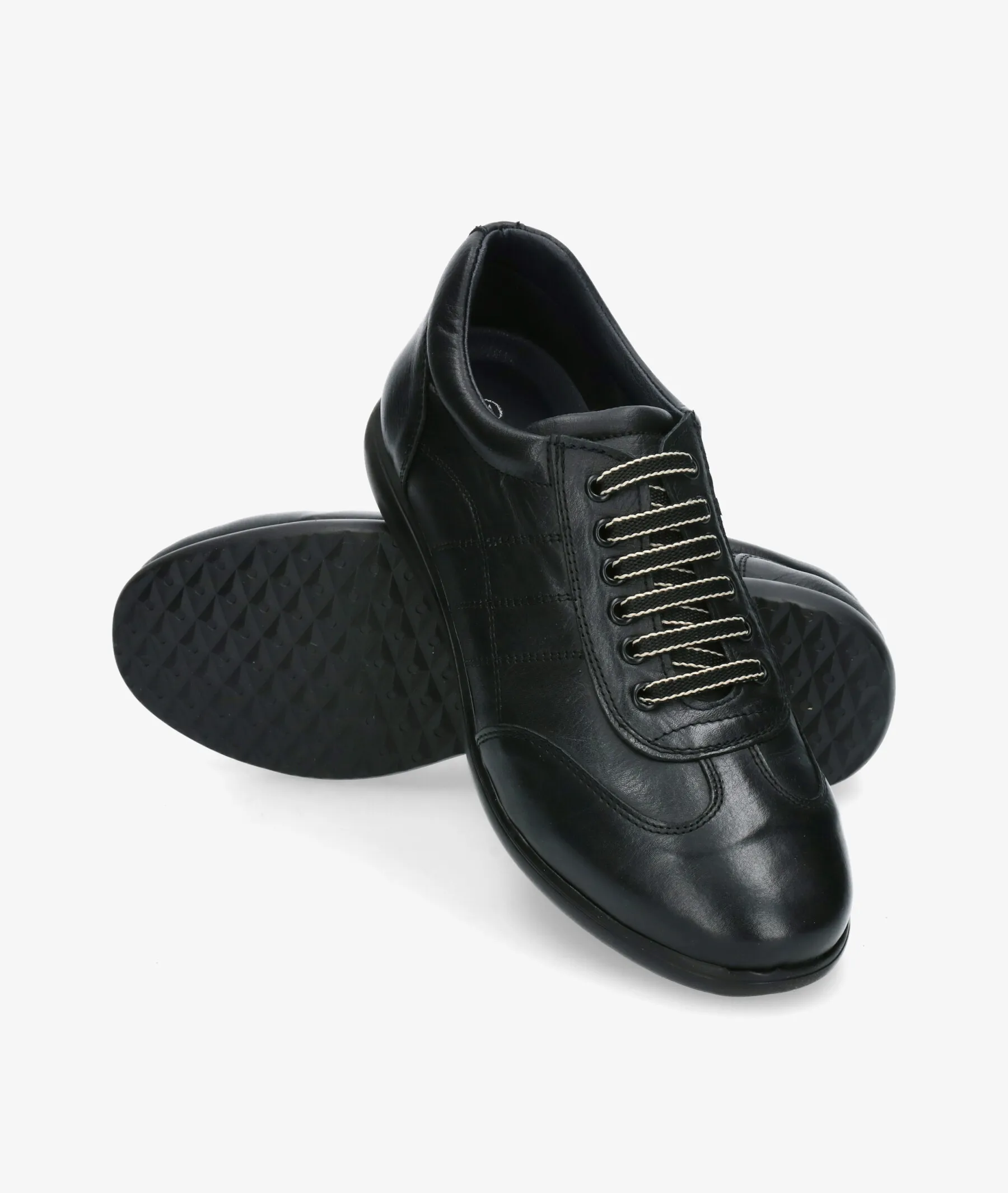 Deportivos Traveris  24102 en negro