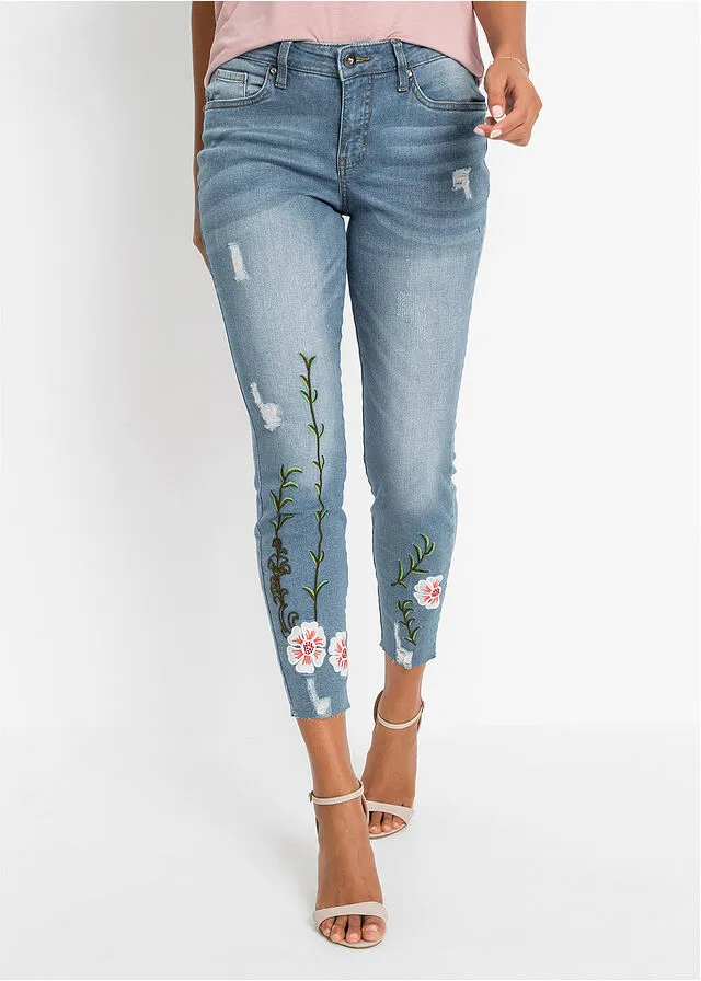 Jeans con bordado azul blanqueado