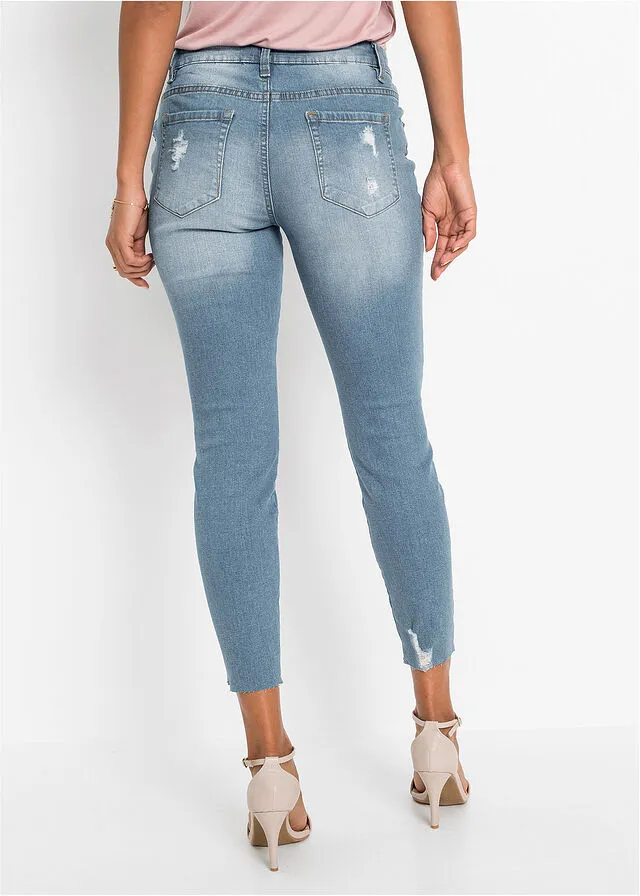 Jeans con bordado azul blanqueado