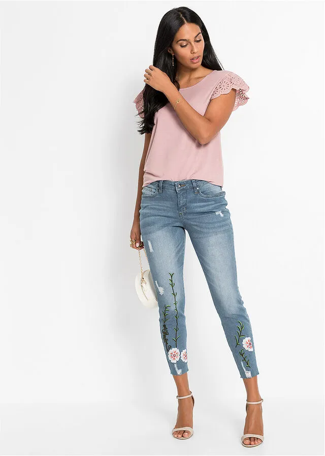 Jeans con bordado azul blanqueado