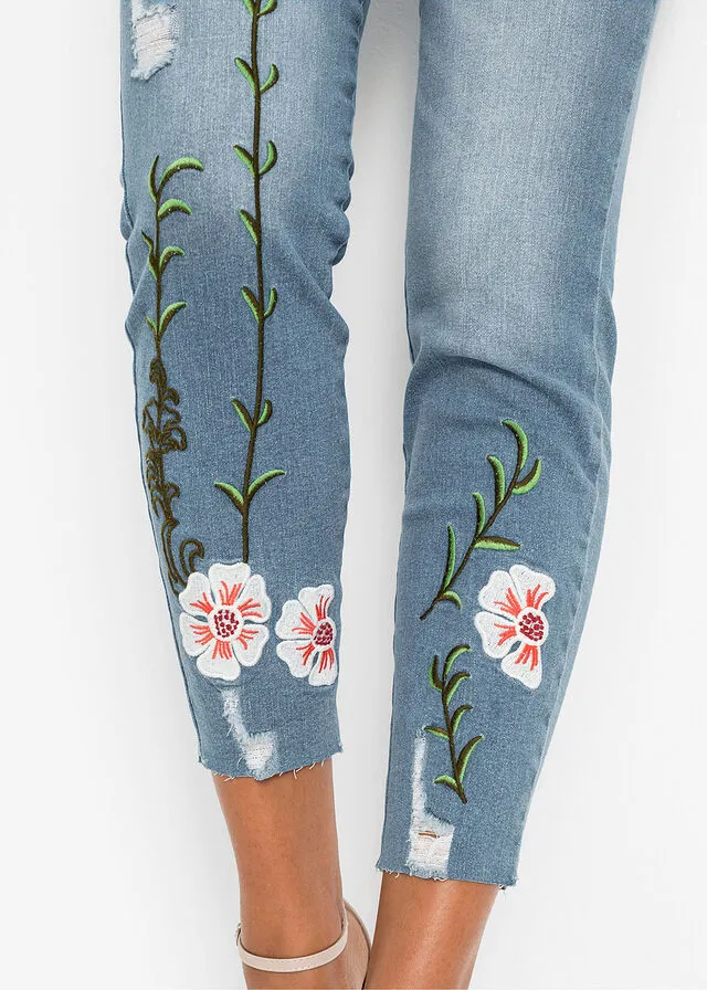 Jeans con bordado azul blanqueado