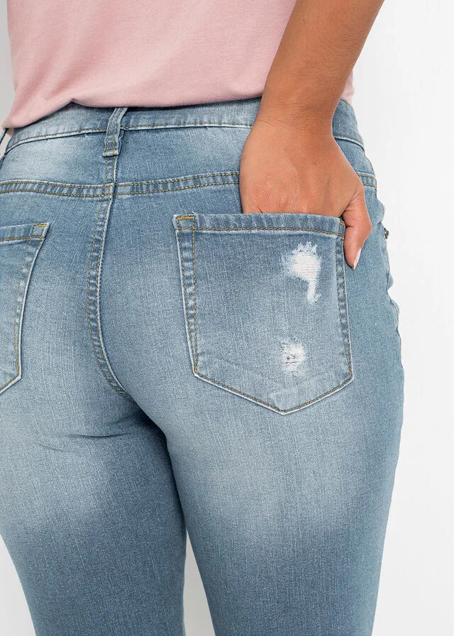 Jeans con bordado azul blanqueado