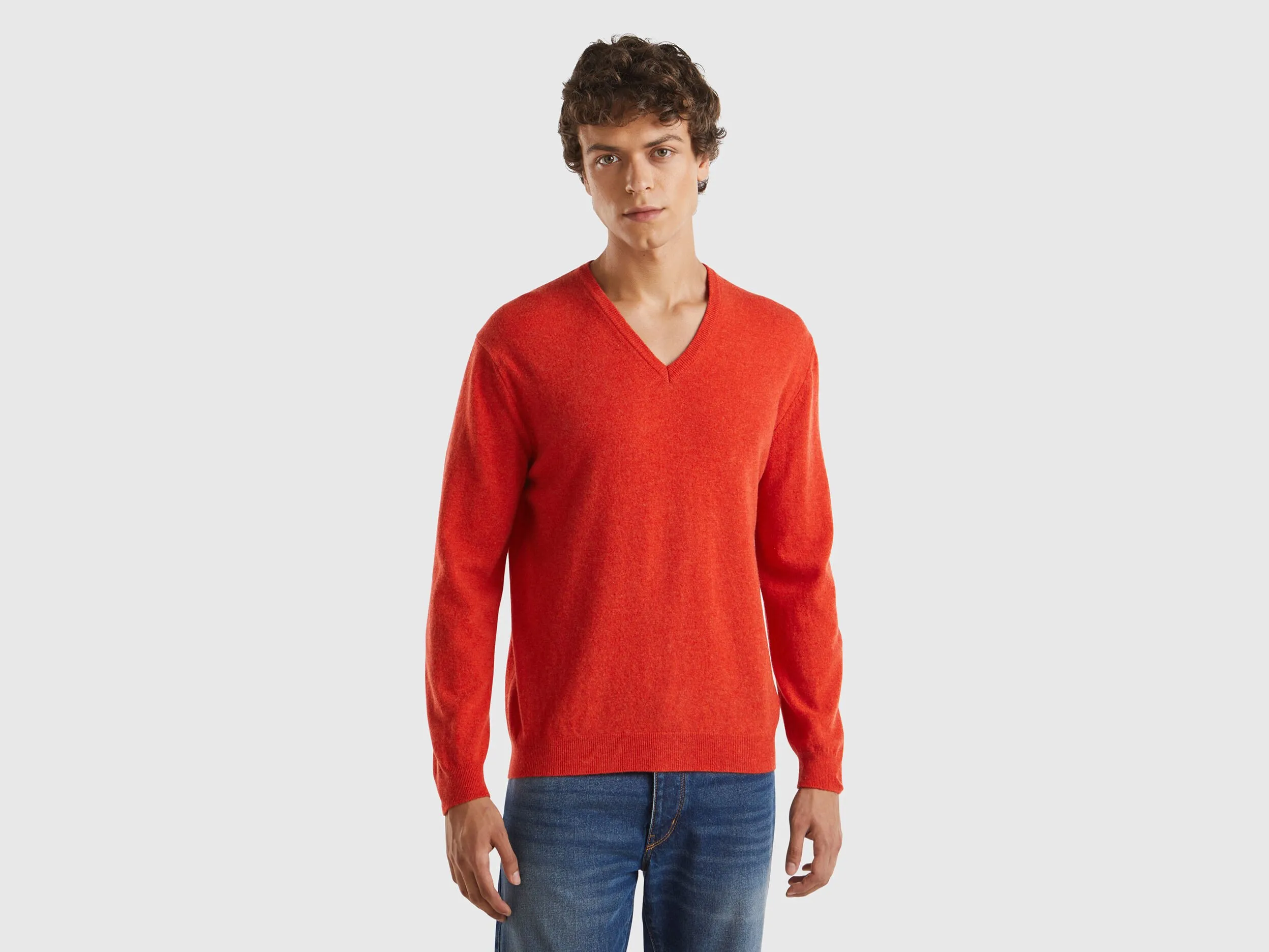 Jersey cuello en V naranja jaspeado en pura lana merina