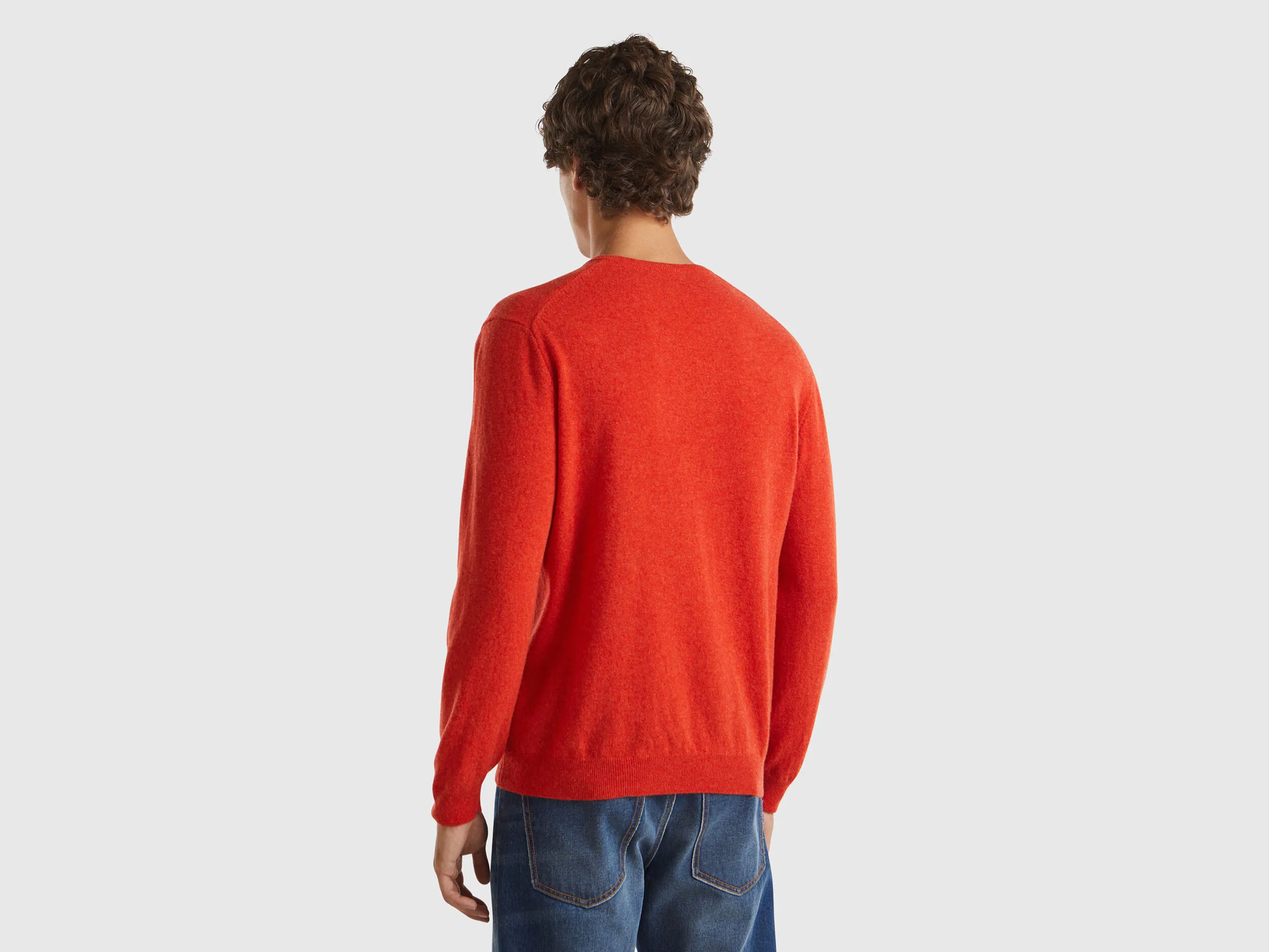Jersey cuello en V naranja jaspeado en pura lana merina