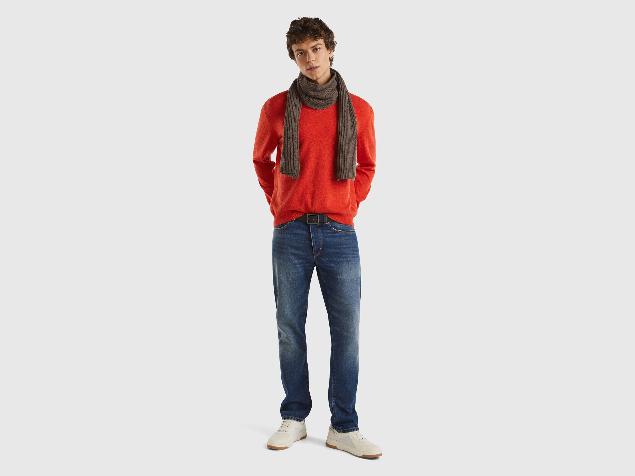 Jersey cuello en V naranja jaspeado en pura lana merina