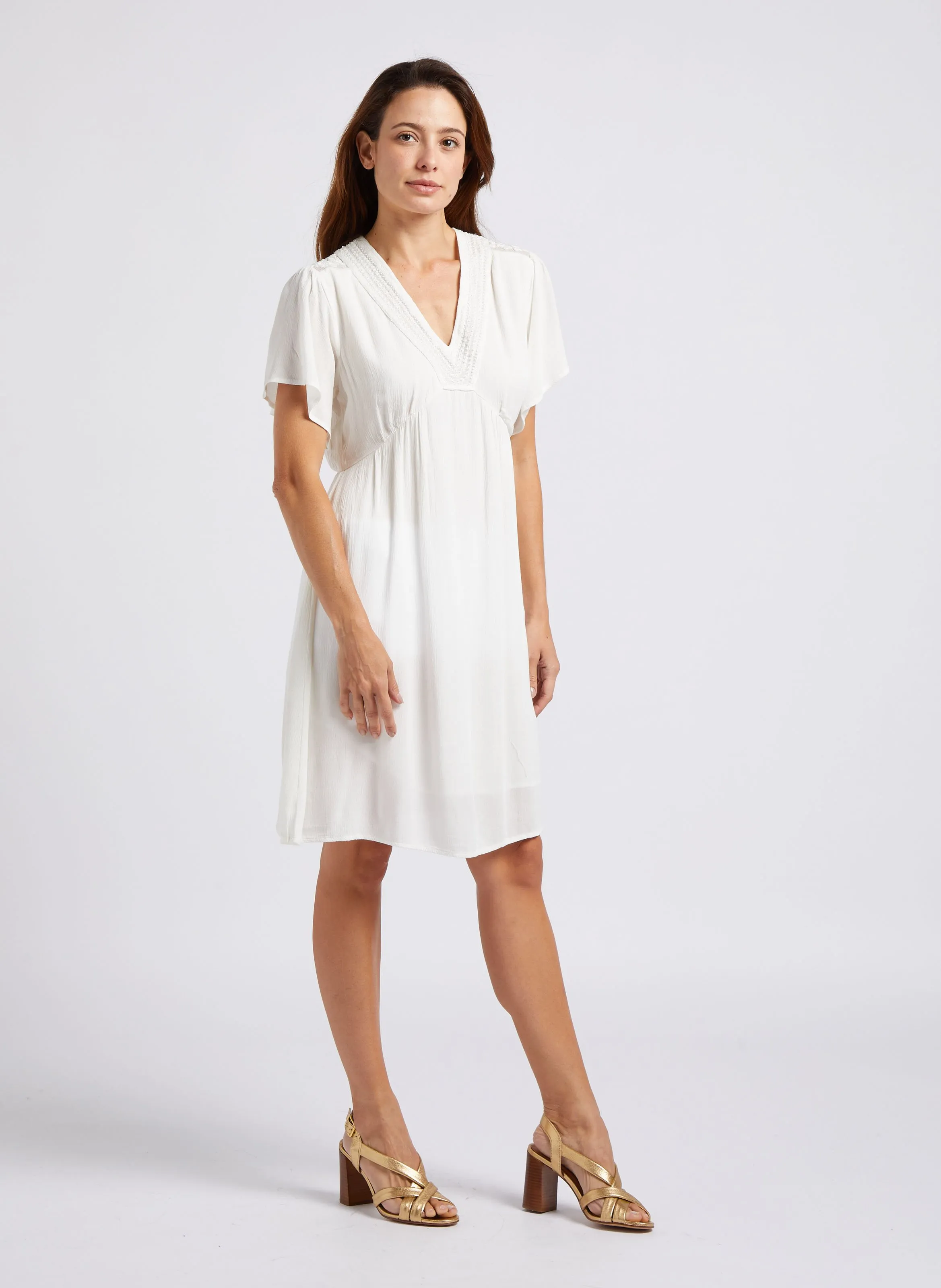 MAISON 123 CORALINE  VESTIDO CORTO RECTO CON CUELLO DE PICO EN BLANCO