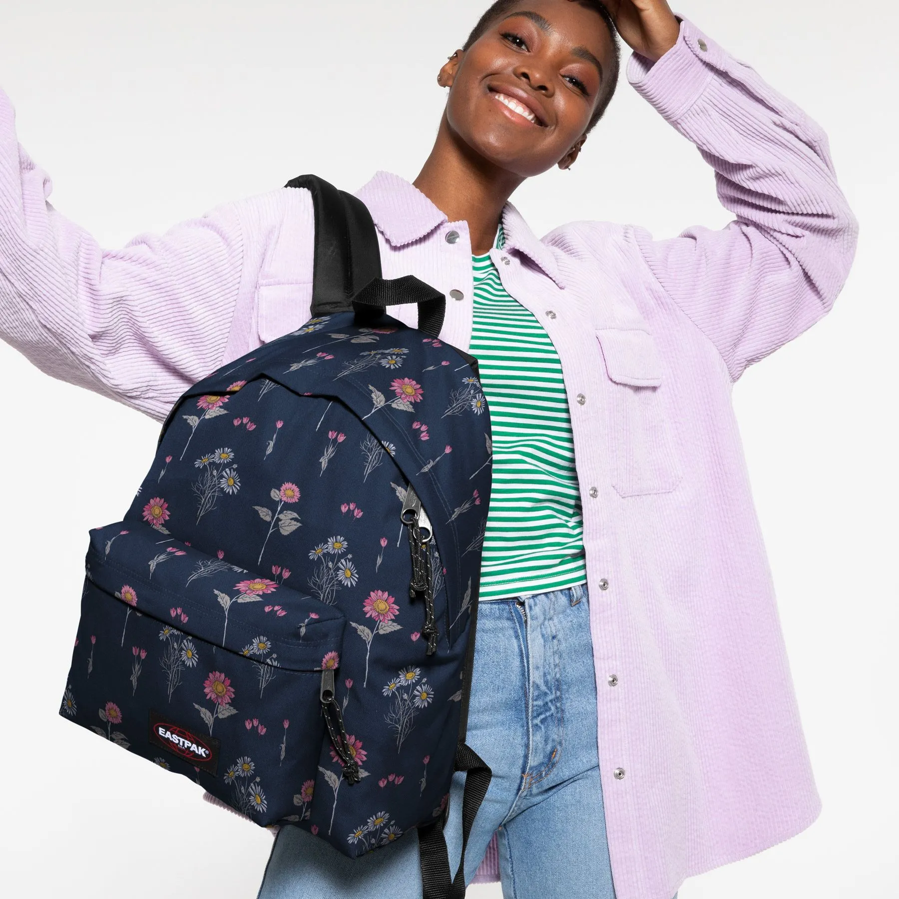 MOCHILA EASTPAK Padded Pak’r® 24 litros EK620J33 Wild Navy azul flores rosa y margaritas