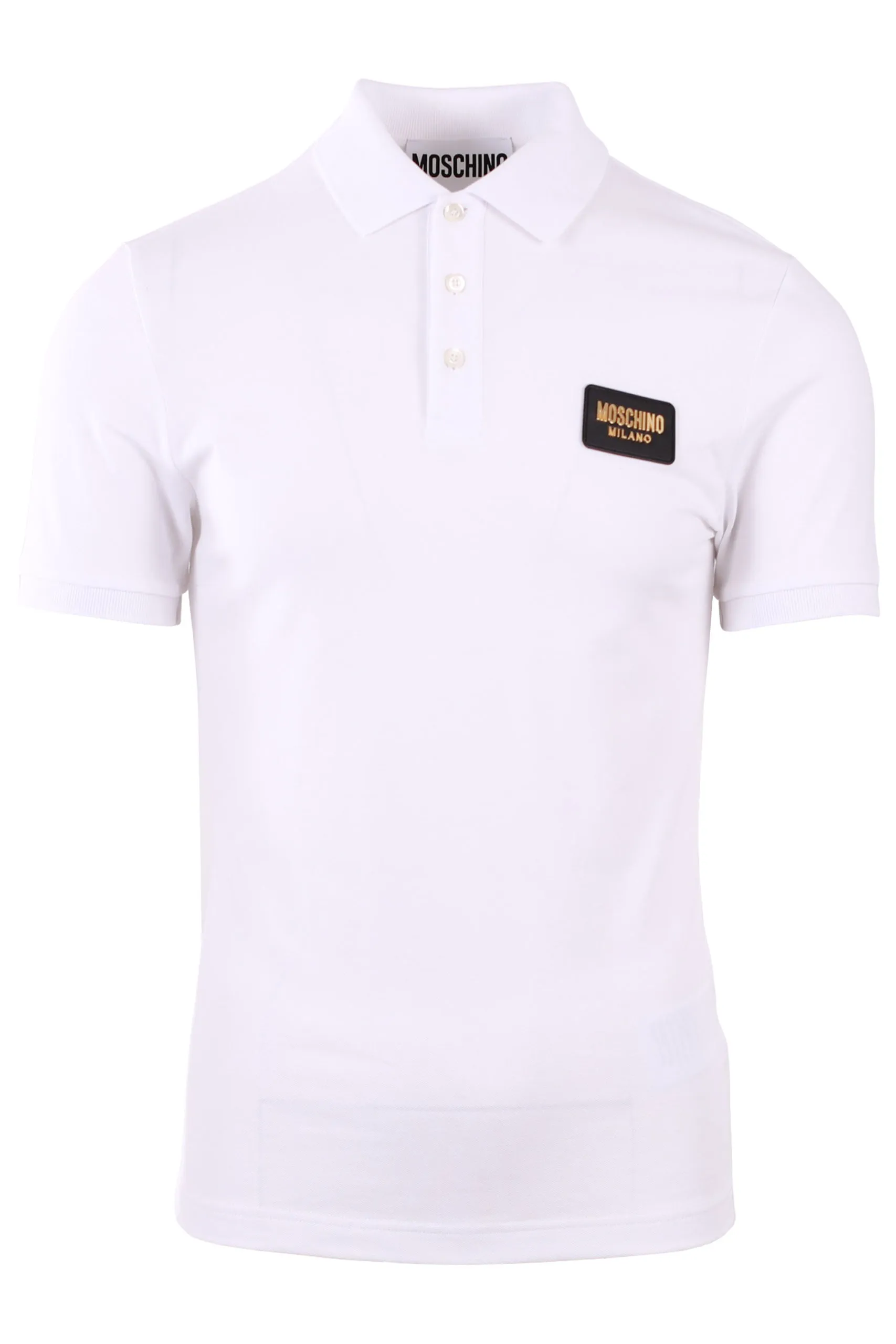 Polo blanco con placa dorada