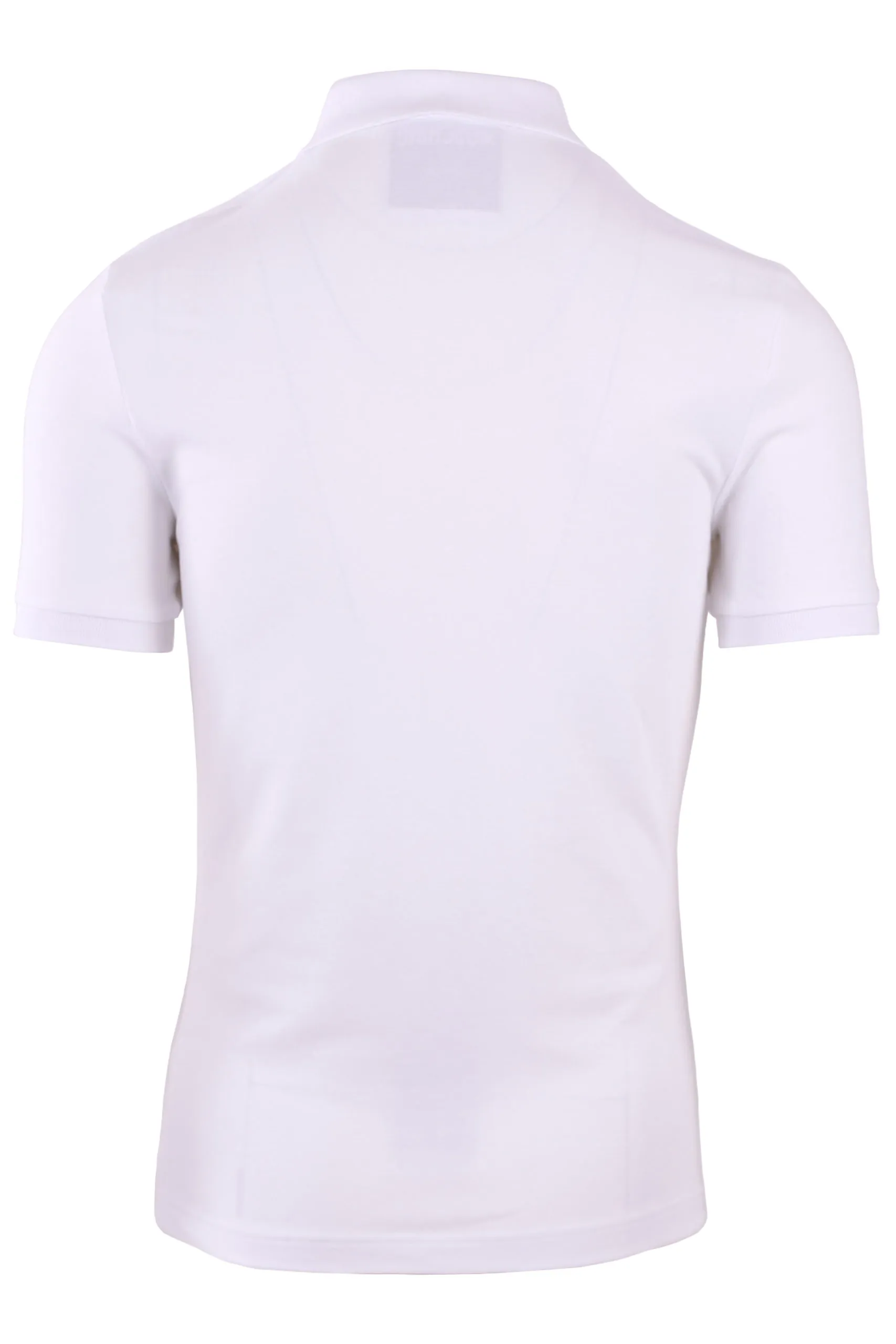 Polo blanco con placa dorada