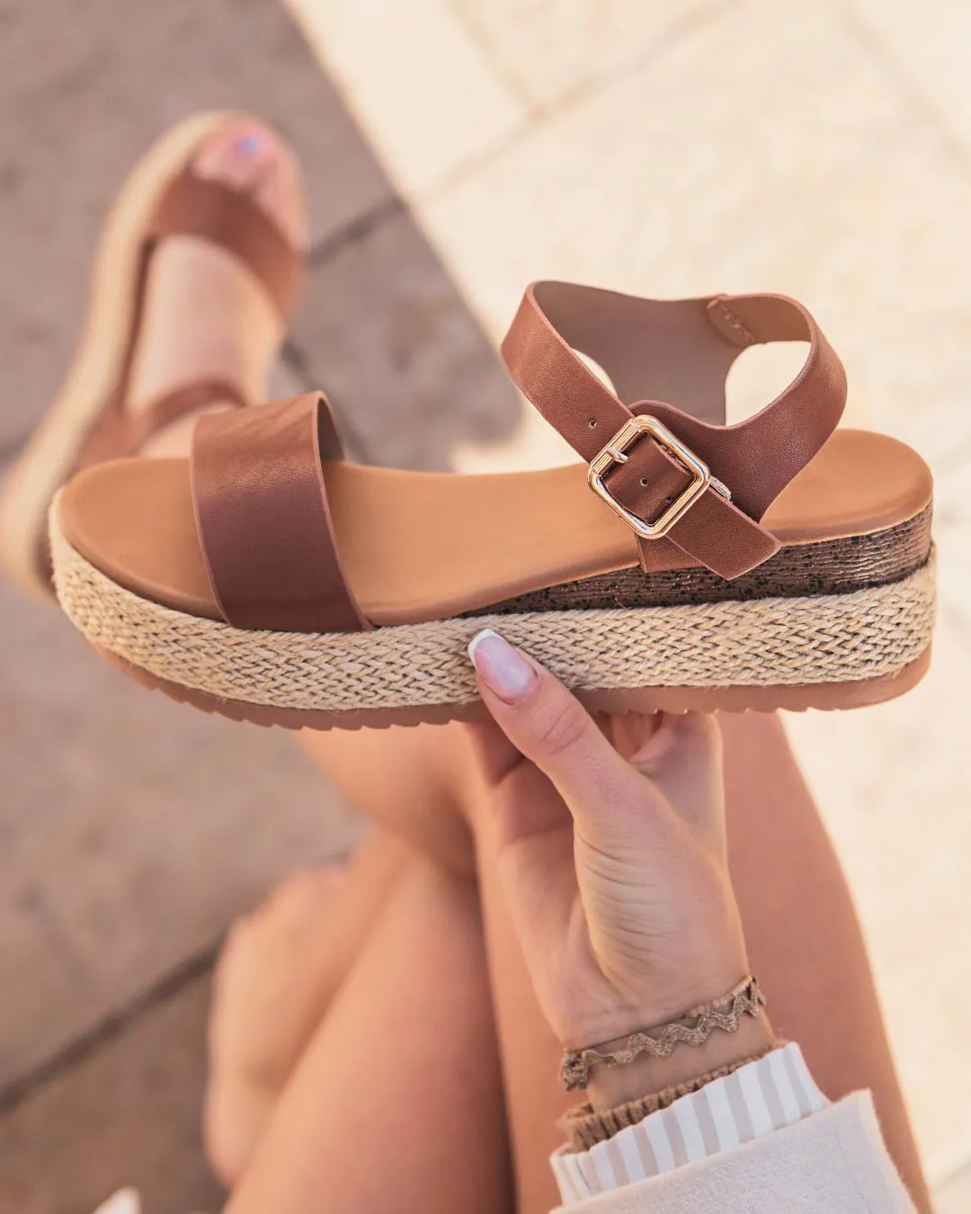 SANDALIA DE MUJER CON CUñA Y CONFORT EN COLOR CAMEL  SOLANGE