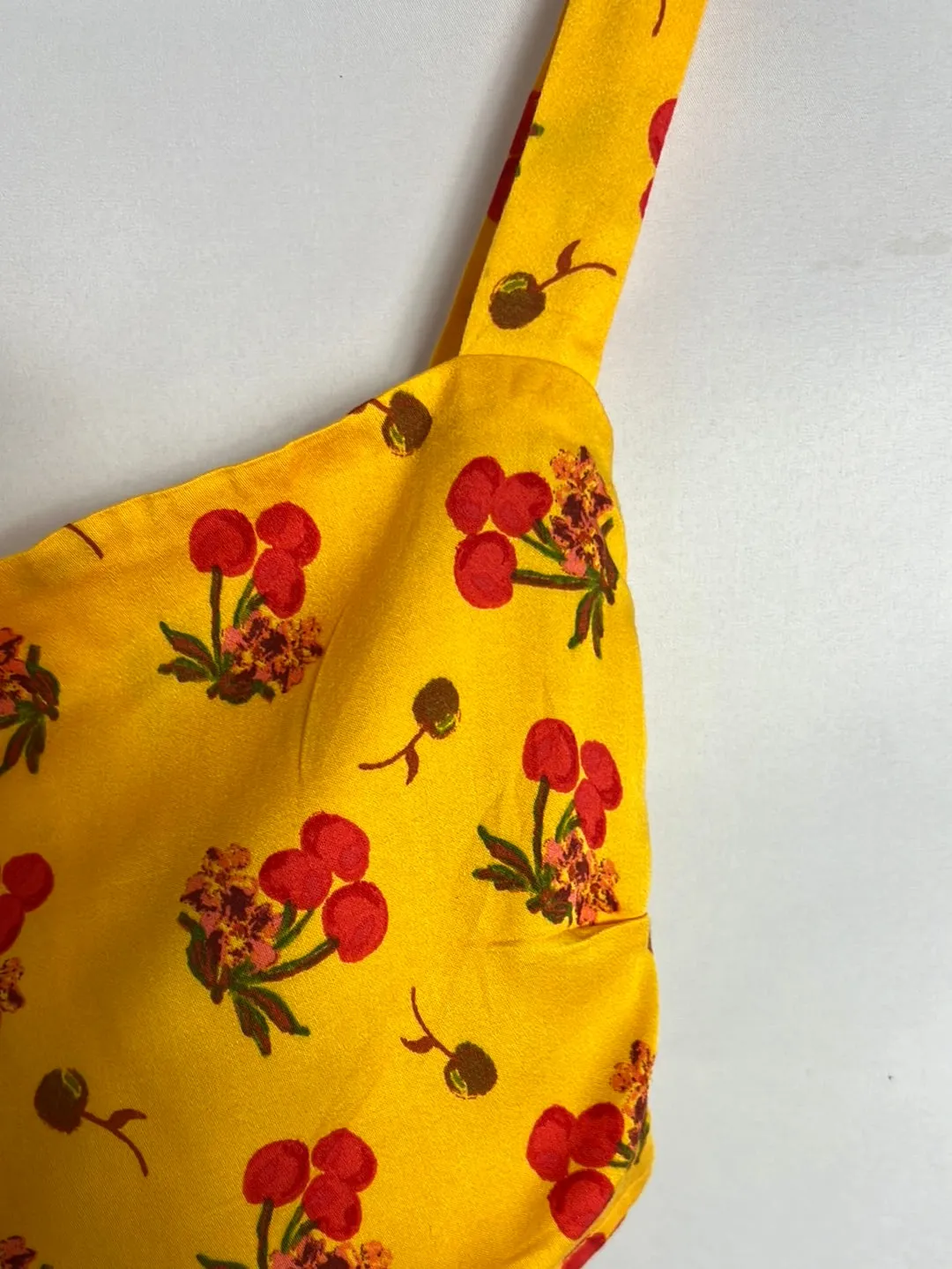 URBAN OUTFITTERS. Crop top mostaza estampado fruta. T M