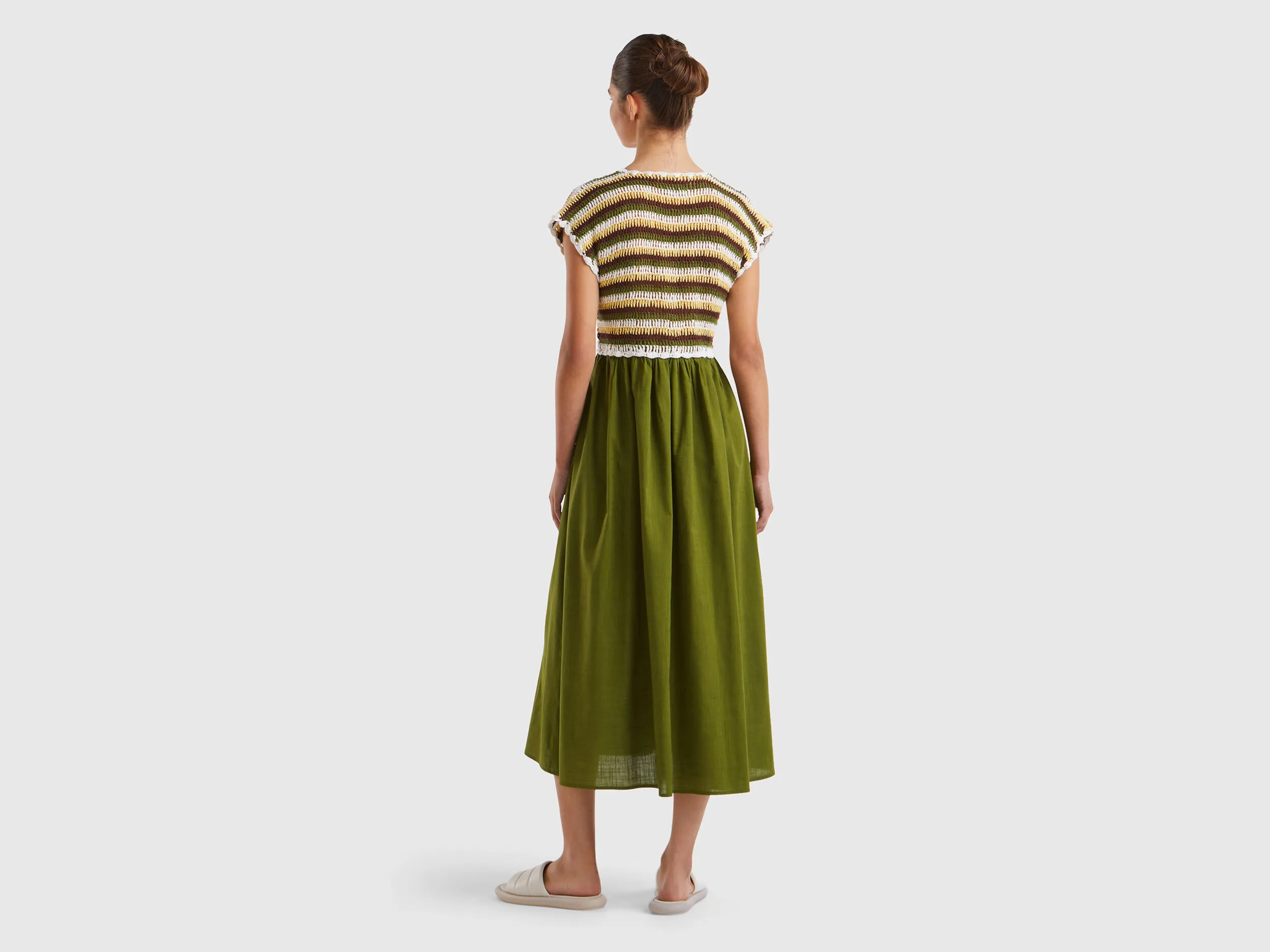Vestido con corpiño de ganchillo