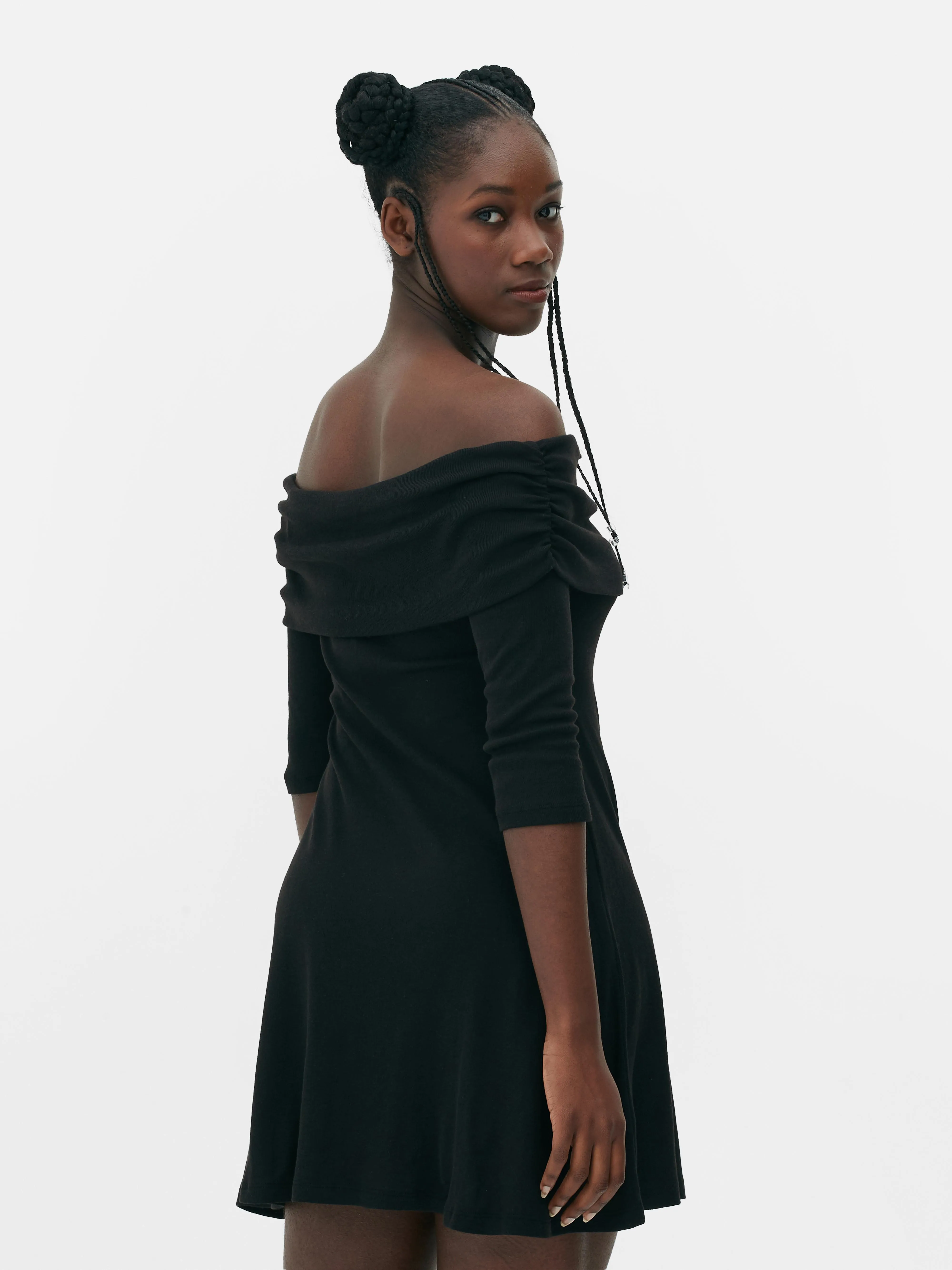 Vestido corto evasé con escote bardot