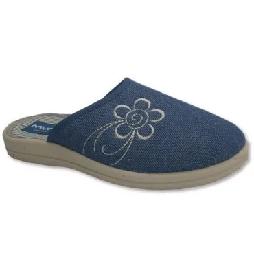 Zapatillas chanclas cerradas por la punta con bordados al lado Muro en tejano