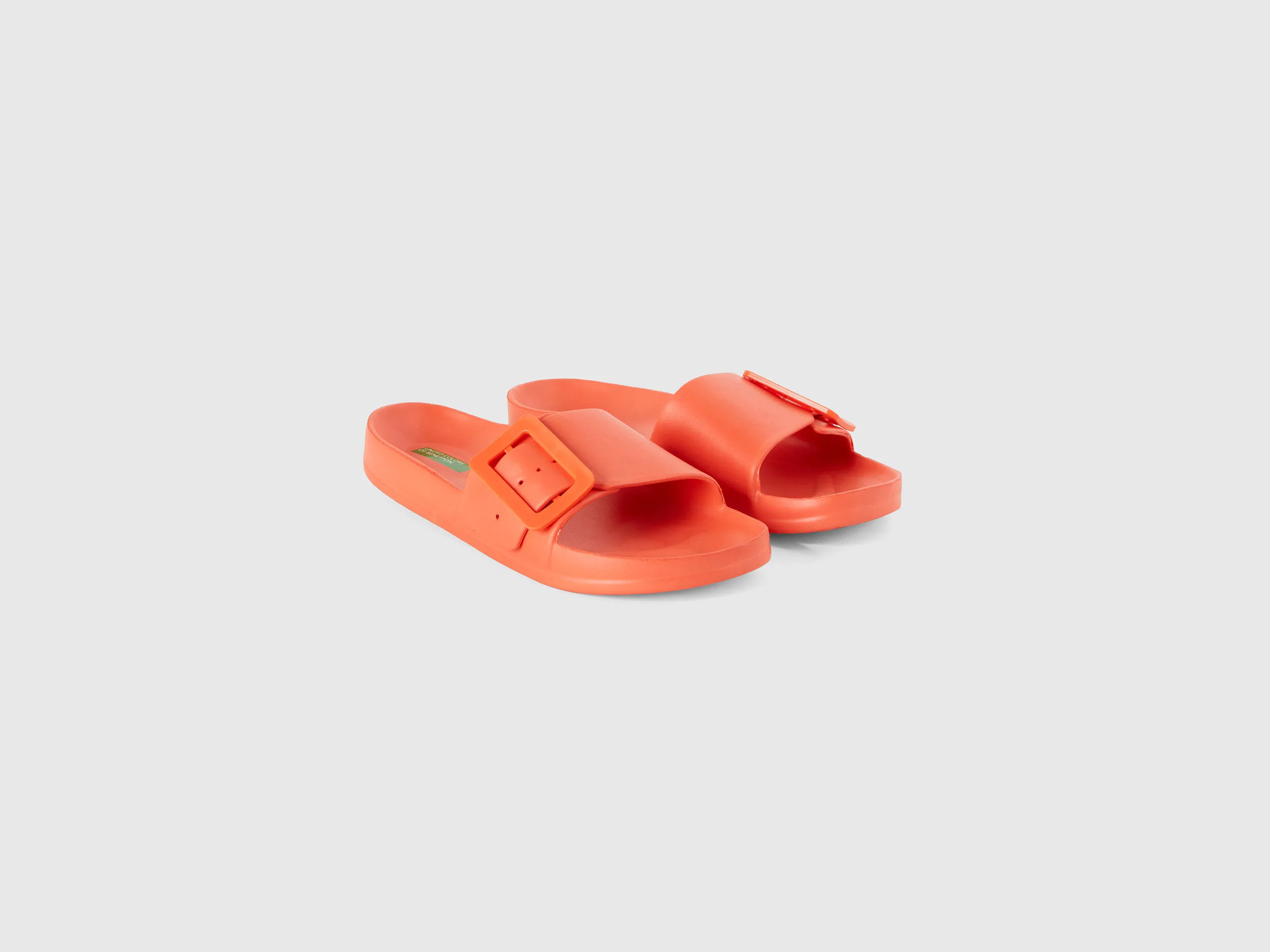Zapatillas con tira y pulsera