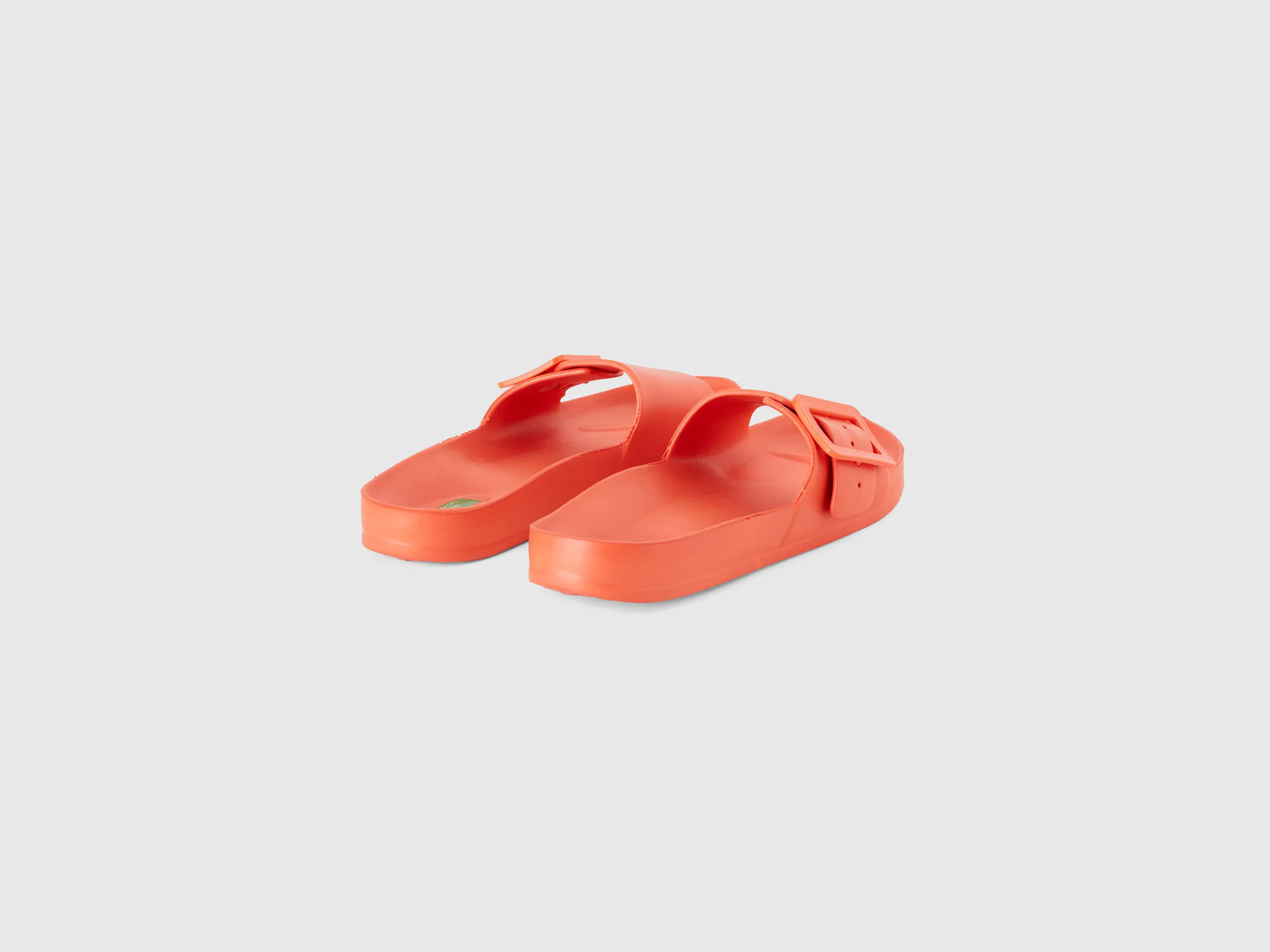 Zapatillas con tira y pulsera