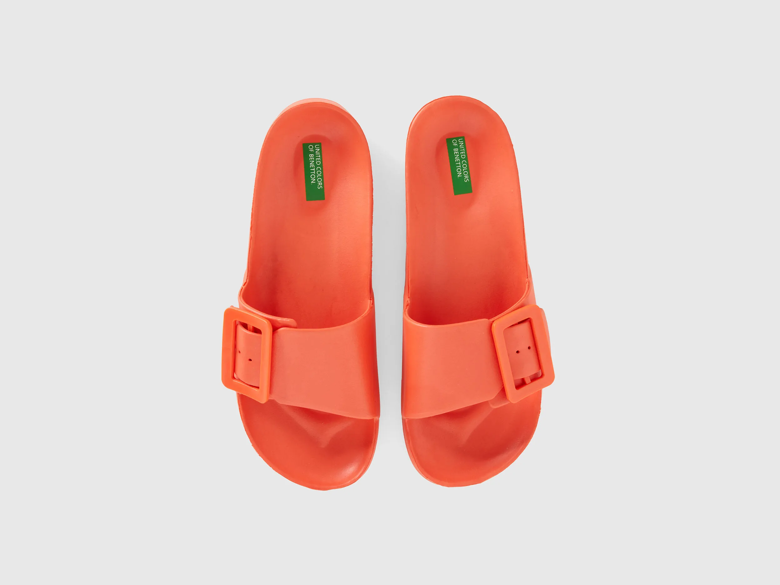 Zapatillas con tira y pulsera
